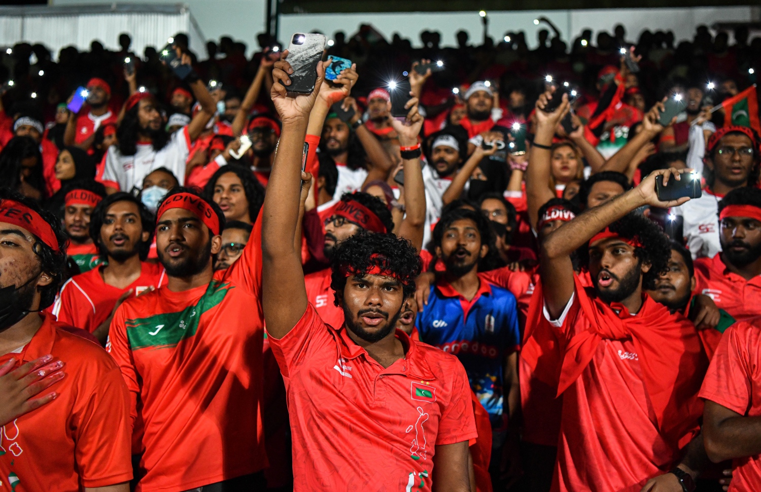 މާލެ- އޮކްޓޯބަރ 8، 2021: އުރީދޫ ސާފް ޗެމްޕިއަންޝިޕްގައި މިރޭ ރާއްޖެ އާއި ބަންގްލަދޭޝް ކުޅުނު މެޗުގެ ތެރެއިން، މޮޅު ކުޅުމެއް ދައްކައި ރާއްޖެ އިން ވަނީ މިރޭ ބަންގްލަދޭޝްގެ މައްޗަށް 2-0 ގެ ނަތީޖާއަކުން މޮޅުވެ މުބާރާތުގައި ކުރިއަށް ދިއުމަށް އުއްމީދު އާކޮށްފައި--. ފޮޓޯ: ފަޔާޒް މޫސާ- މިހާރު