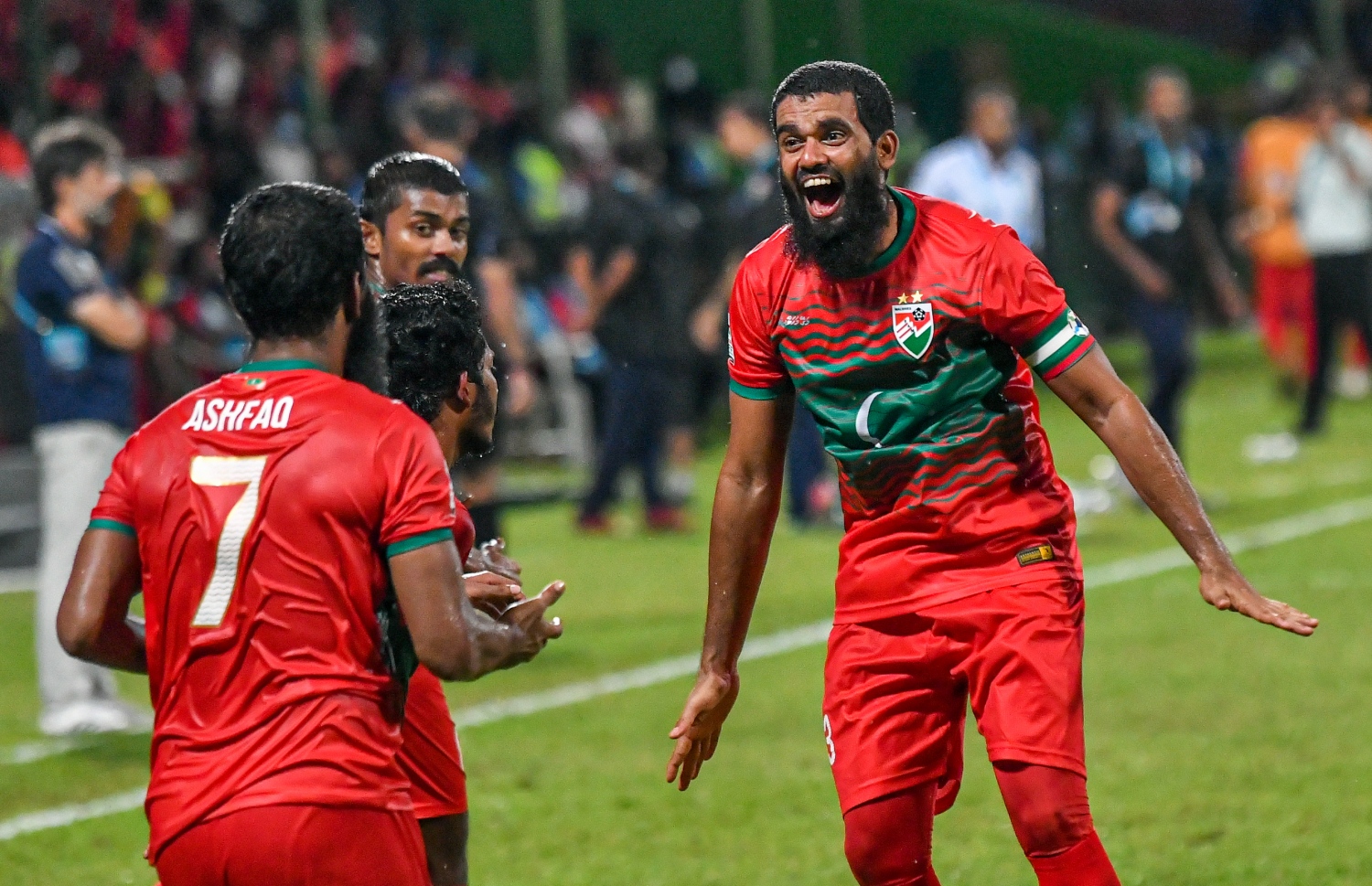 މާލެ- އޮކްޓޯބަރ 8، 2021: އުރީދޫ ސާފް ޗެމްޕިއަންޝިޕްގައި މިރޭ ރާއްޖެ އާއި ބަންގްލަދޭޝް ކުޅުނު މެޗުގެ ތެރެއިން، މޮޅު ކުޅުމެއް ދައްކައި ރާއްޖެ އިން ވަނީ މިރޭ ބަންގްލަދޭޝްގެ މައްޗަށް 2-0 ގެ ނަތީޖާއަކުން މޮޅުވެ މުބާރާތުގައި ކުރިއަށް ދިއުމަށް އުއްމީދު އާކޮށްފައި--. ފޮޓޯ: ފަޔާޒް މޫސާ- މިހާރު