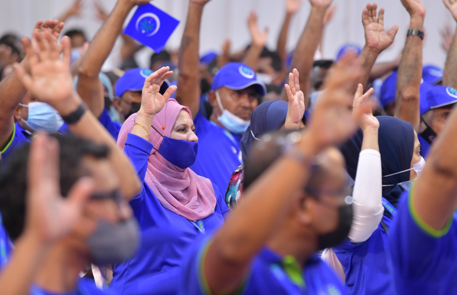 އެމްއެންޕީގެ އިންތިހާބުގައި މިއަދު ބަޔަކު ވޯޓަށް އަތް އުފުލައިގެން.---ފޮޓޯ: ނިޝާން އަލީ/މިހާރު