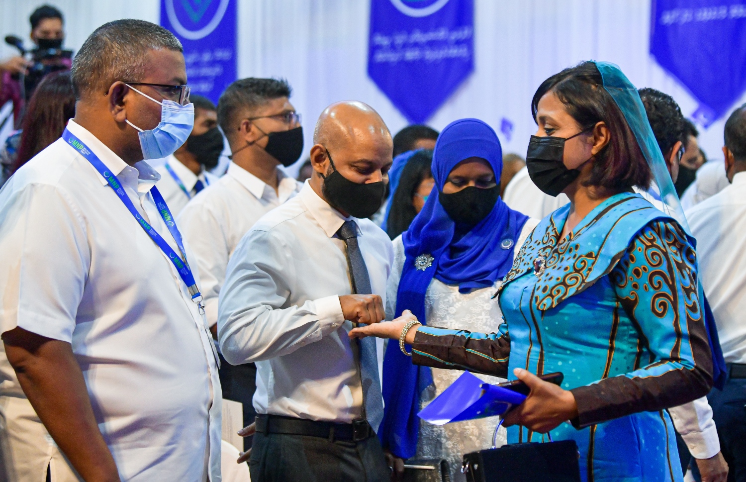 މާލެ: އޮކްޓޫބަރު 8، 2021- އެމްއެންޕީ އުފައްދަން ބޭއްވި ބައްދަލުވުމަށް މެހުމާނެއްގެ ގޮތުގައި ވަޑައިގެންނެވި އެމްއާރުއެމްގެ ރައީސް ފާރިސް އާއި އޭނާގެ ދައްތަ އަދި އެމްއެންޕީގެ އަންހެނުންގެ ގޮފީގެ ރައީސާ ކަމަށް މިއަދު އިންތިހާބުކުރި ދުންޔާ.---ފޮޓޯ: ފަޔާޒް މޫސާ/މިހާރު