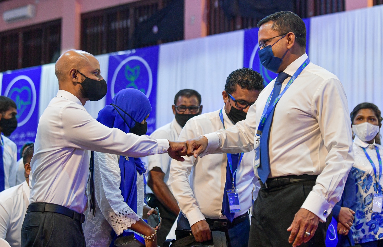 މާލެ: އޮކްޓޯބަރު 8، 2021- މޯލްޑިވްސް ނޭޝަނަލް ޕާޓީ (އެމްއެންޕީ) އުފައްދަން ޣިޔާސުއްދީން ސްކޫލުގައި ބޭއްވި ޖަލްސާގައި މެހުމާނެއްގެ ގޮތުގައި ބައިވެރިވެވަޑައިގެންނެވި އެމްއާރުއެމްގެ ރައީސް ފާރިސް (މ) އާ، އެމްއެންޕީގެ ރައީސް ނާޒިމް ސަލާމް ކުރައްވަނީ.---ފޮޓޯ: ފަޔާޒް މޫސާ/މިހާރު