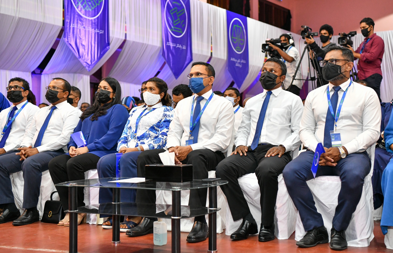 މާލެ: އޮކްޓޯބަރު 8، 2021- މޯލްޑިވްސް ނޭޝަނަލް ޕާޓީ (އެމްއެންޕީ) އުފައްދަން މިރޭ ޣިޔާސުއްދީން ސްކޫލުގައި ބޭއްވި ޖަލްސާގައި އެ ޕާޓީގެ ބައެއް އިސްބޭފުޅުން.---ފޮޓޯ: ފަޔާޒް މޫސާ/މިހާރު