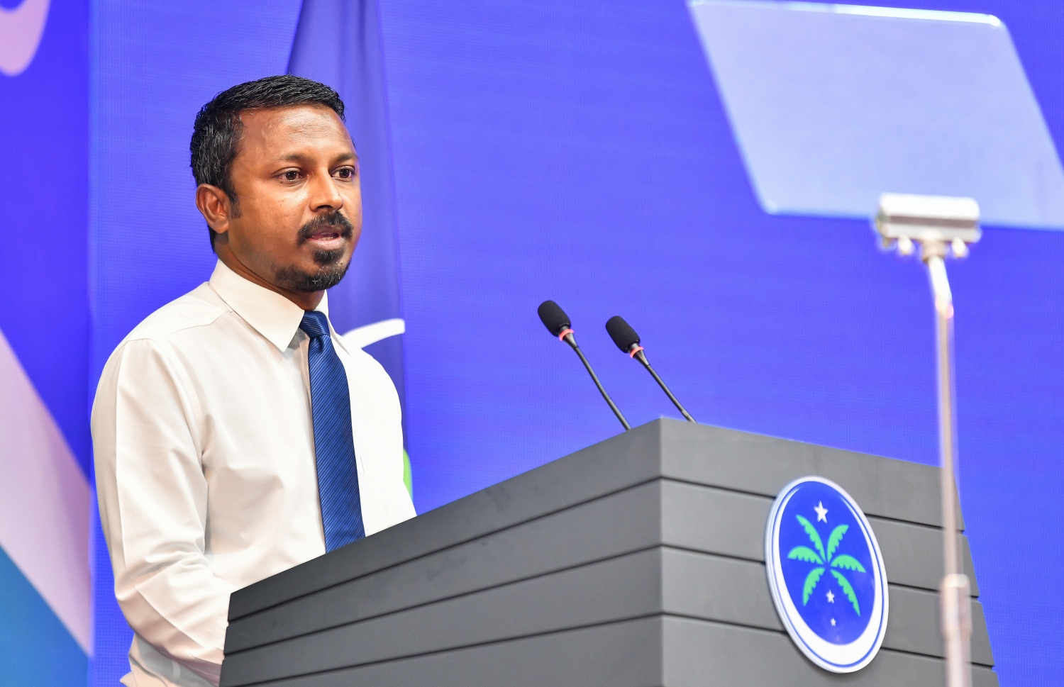 މާލެ: އޮކްޓޯބަރު 8، 2021- މޯލްޑިވްސް ނޭޝަނަލް ޕާޓީ (އެމްއެންޕީ) އުފައްދަން މިރޭ ޣިޔާސުއްދީން ސްކޫލުގައި ބޭއްވި ޖަލްސާގައި އެ ޕާޓީގެ އެއް މުއައްސިސް އަދި ވިލިމާލެ ދާއިރާގެ މެމްބަރު އުޝާމް ވާހަކަ ދައްކަވަނީ.---ފޮޓޯ: ފަޔާޒް މޫސާ/މިހާރު