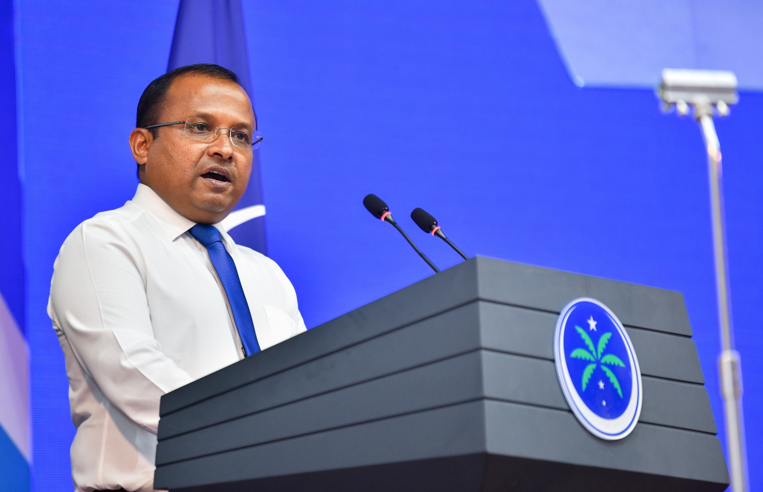 މާލެ: އޮކްޓޯބަރު 8، 2021- މޯލްޑިވްސް ނޭޝަނަލް ޕާޓީ (އެމްއެންޕީ) އުފައްދަން މިރޭ ޣިޔާސުއްދީން ސްކޫލުގައި ބޭއްވި ޖަލްސާގައި، އެ ޕާޓީގެ ނައިބު ރައީސް ރިޔާޒް ވާހަކަ ދައްކަވަނީ.---ފޮޓޯ: ފަޔާޒް މޫސާ/މިހާރު