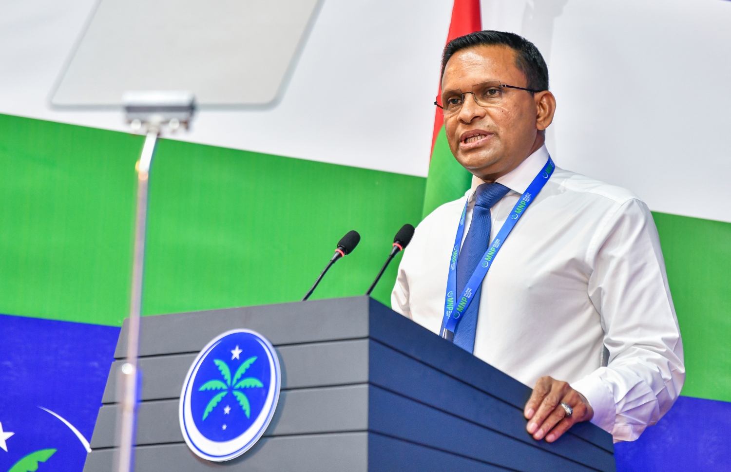 މާލެ: އޮކްޓޯބަރު 8، 2021- މޯލްޑިވްސް ނޭޝަނަލް ޕާޓީ (އެމްއެންޕީ) އުފައްދަން މިރޭ ޣިޔާސުއްދީން ސްކޫލުގައި ބޭއްވި ޖަލްސާގައި، އެ ޕާޓީގެ ރައީސް ނާޒިމް ވާހަކަ ދައްކަވަނީ.---ފޮޓޯ: ފަޔާޒް މޫސާ/މިހާރު