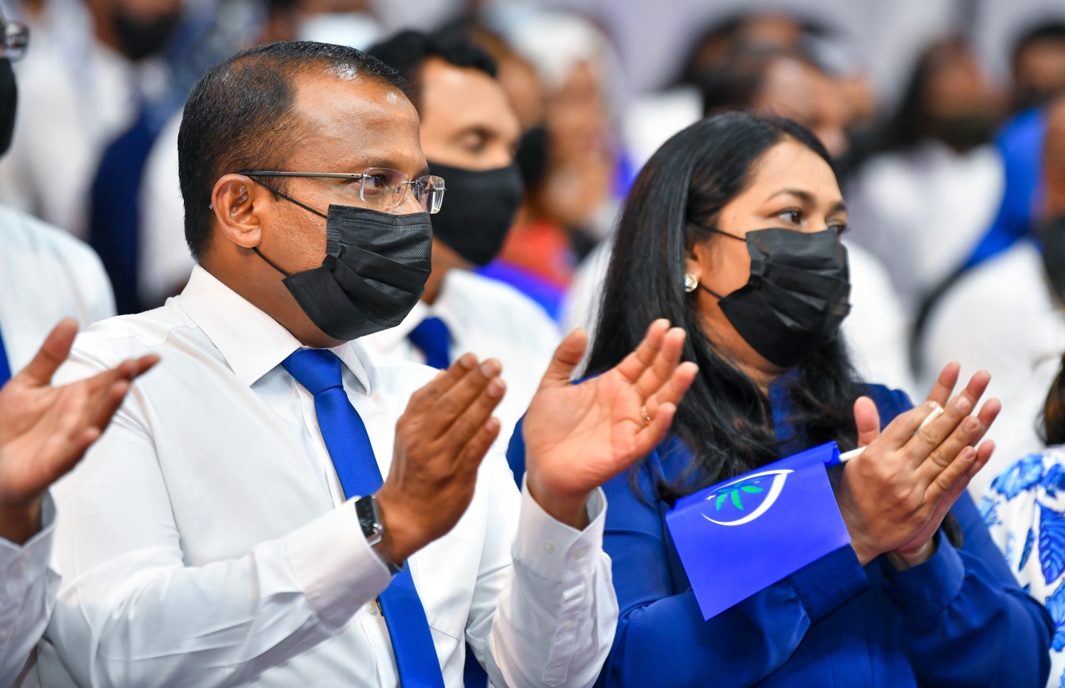 މާލެ: އޮކްޓޯބަރު 8، 2021- މޯލްޑިވްސް ނޭޝަނަލް ޕާޓީ (އެމްއެންޕީ) އުފައްދަން މިރޭ ޣިޔާސުއްދީން ސްކޫލުގައި ބޭއްވި ޖަލްސާގައި، އެ ޕާޓީގެ ނައިބު ރައީސް ރިޔާޒް އާއި އޭނާގެ އަނބިކަނބަލުން.---ފޮޓޯ: ފަޔާޒް މޫސާ/މިހާރު