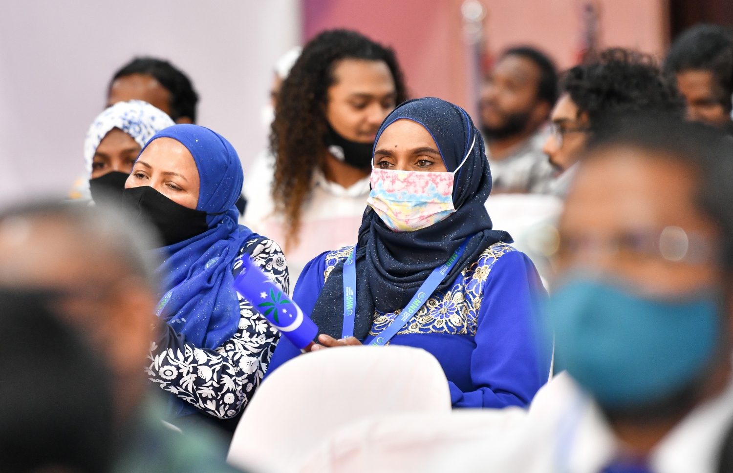 މާލެ: އޮކްޓޯބަރު 8، 2021- މޯލްޑިވްސް ނޭޝަނަލް ޕާޓީ (އެމްއެންޕީ) އުފައްދަން މިރޭ ޣިޔާސުއްދީން ސްކޫލުގައި ބޭއްވި ޖަލްސާގައި ބައިވެރިވި ބައެއް އާންމު މެމްބަރުން.---ފޮޓޯ: ފަޔާޒް މޫސާ/މިހާރު