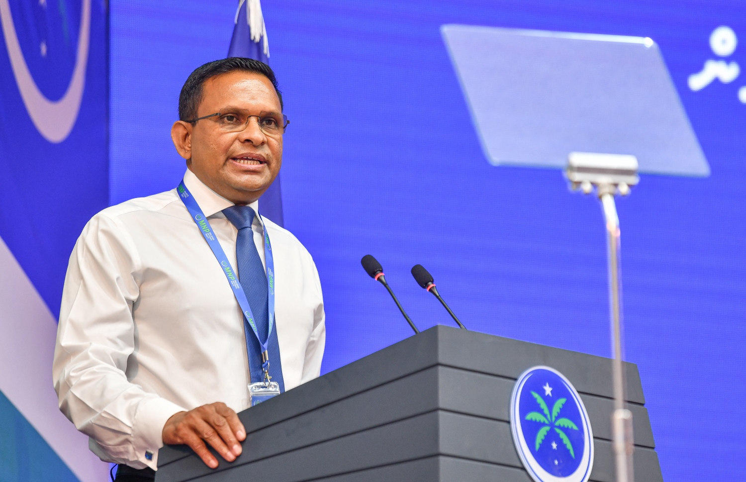 މާލެ: އޮކްޓޯބަރު 8، 2021- މޯލްޑިވްސް ނޭޝަނަލް ޕާޓީ (އެމްއެންޕީ) އުފައްދަން މިރޭ ޣިޔާސުއްދީން ސްކޫލުގައި ބޭއްވި ޖަލްސާގައި، އެ ޕާޓީގެ ރައީސް ނާޒިމް ވާހަކަ ދައްކަވަނީ.---ފޮޓޯ: ފަޔާޒް މޫސާ/މިހާރު