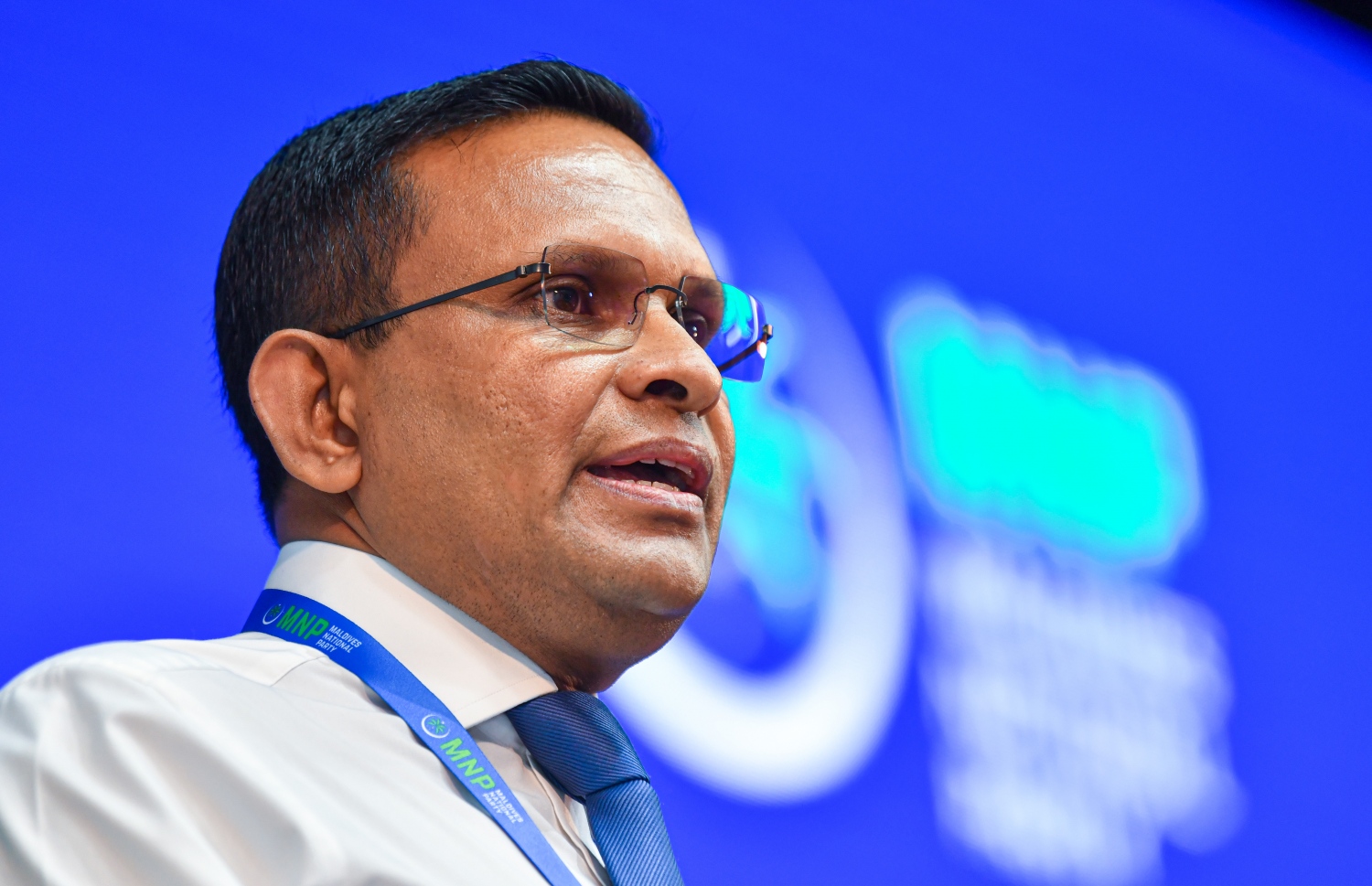 މާލެ: އޮކްޓޯބަރު 8، 2021- މޯލްޑިވްސް ނޭޝަނަލް ޕާޓީ (އެމްއެންޕީ) އުފައްދަން މިރޭ ޣިޔާސުއްދީން ސްކޫލުގައި ބޭއްވި ޖަލްސާގައި، އެ ޕާޓީގެ ރައީސް ނާޒިމް ވާހަކަ ދައްކަވަނީ.---ފޮޓޯ: ފަޔާޒް މޫސާ/މިހާރު