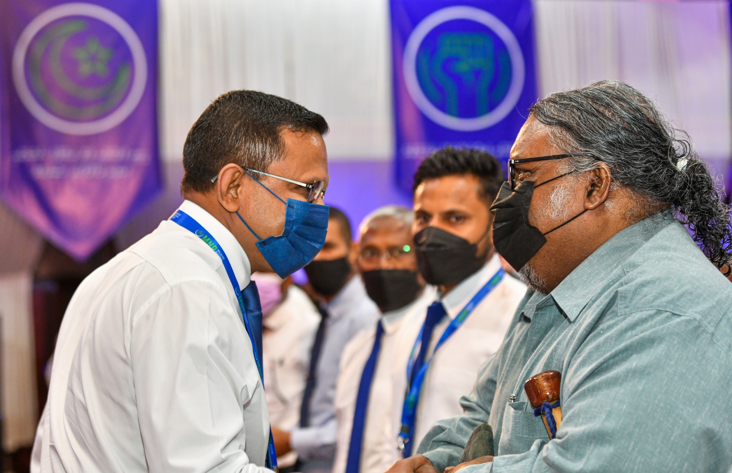 މާލެ: އޮކްޓޯބަރު 8، 2021- މޯލްޑިވްސް ނޭޝަނަލް ޕާޓީ (އެމްއެންޕީ) އުފައްދަން މިރޭ ޣިޔާސުއްދީން ސްކޫލުގައި ބޭއްވި ޖަލްސާގައި، އެ ޕާޓީގެ ރައީސް ނާޒިމް، އޮގަރު އިބްރާހިމް ވަހީދާ ސަލާމް ކުރައްވަނީ.---ފޮޓޯ: ފަޔާޒް މޫސާ/މިހާރު