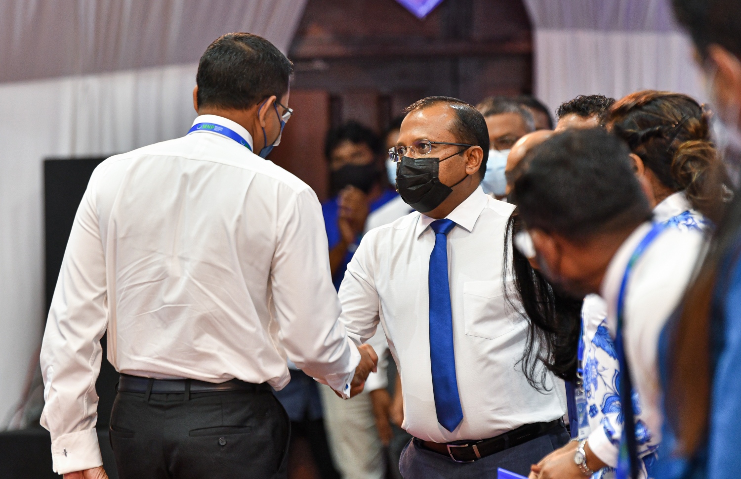 މާލެ: އޮކްޓޯބަރު 8، 2021- މޯލްޑިވްސް ނޭޝަނަލް ޕާޓީ (އެމްއެންޕީ) އުފައްދަން މިރޭ ޣިޔާސުއްދީން ސްކޫލުގައި ބޭއްވި ޖަލްސާގައި، އެ ޕާޓީގެ ރައީސް ނާޒިމާއި ނައިބު ރައީސް ރިޔާޒް ސަލާމް ކުރައްވަނީ.---ފޮޓޯ: ފަޔާޒް މޫސާ/މިހާރު