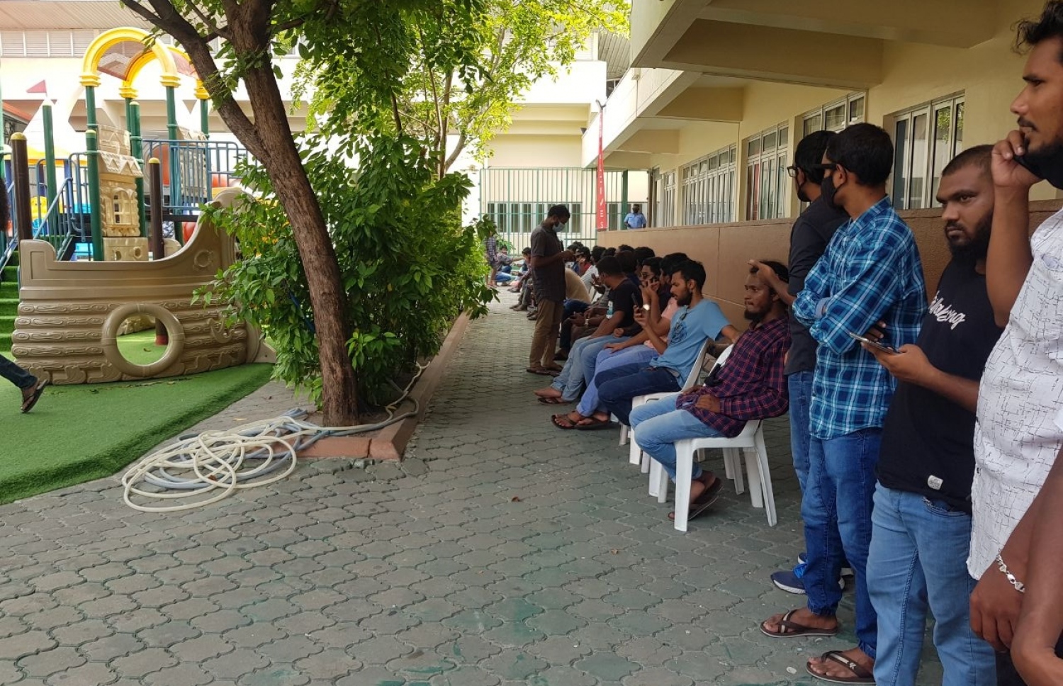 މާދަމާ ލަންކާ އާއި ރާއްޖެ ކުޅޭ މެޗު ބަލަން ޓިކެޓު ގަތުމަށް ބައެއް ޒުވާނުން މިއަދު މެންދުރު ސޯޝަލް ސެންޓަރުގައި ކިއު ހަދާފައި -- ފޮޓޯ: ފަޔާޒު މޫސާ/މިހާރު
