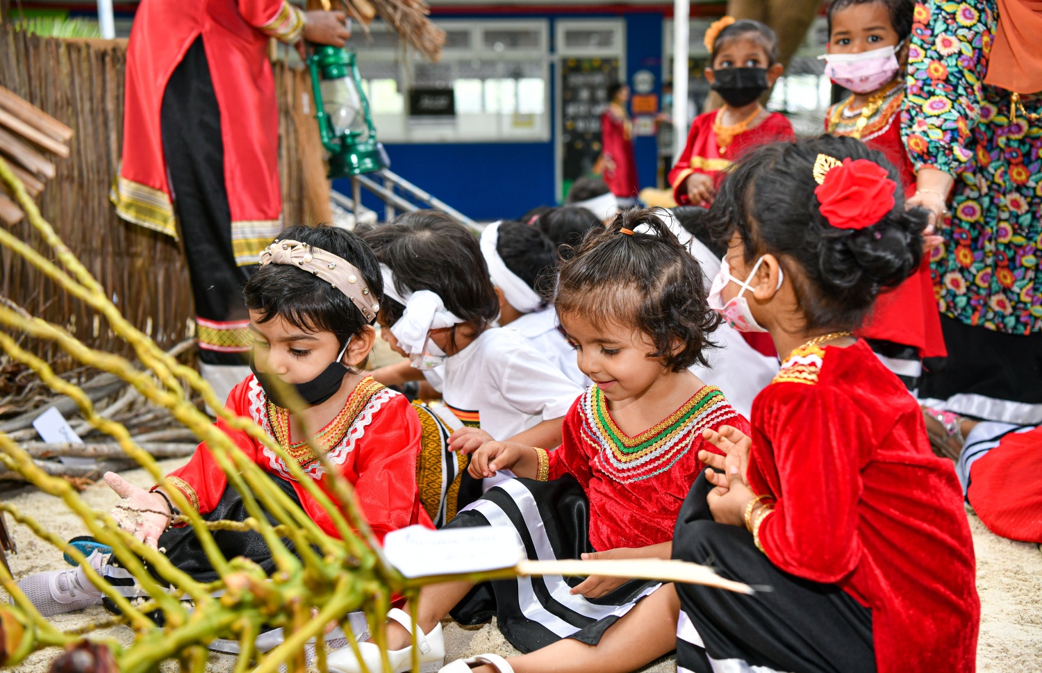 ހުޅުމާލޭ: އޮކްޓޫބަރު 2021- ބްރައިޓްވޭ އިންޓަނޭޝަނަލް ސްކޫލުގެ ޓީޗަރުންނާއި އެކި އުމުރުފުރައިގެ ދަރިވަރުން ބައިވެރިގެން ރާއްޖޭގެ ގައުމީ ދުވަސް ފާހަގަކުރަން ބޭއްވި ހަރަކާތުގެ ތެރެއިން.--- ފޮޓޯ؛ ފަޔާޒު މޫސާ / މިހާރު