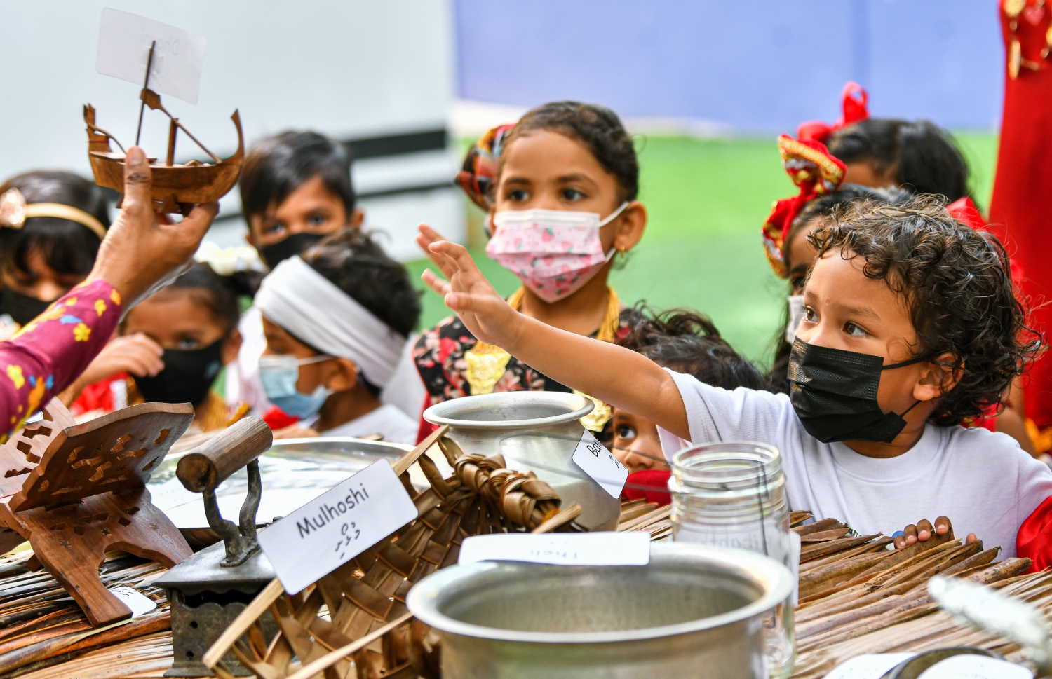 ހުޅުމާލޭ: އޮކްޓޫބަރު 2021- ބްރައިޓްވޭ އިންޓަނޭޝަނަލް ސްކޫލުގެ ޓީޗަރުންނާއި އެކި އުމުރުފުރައިގެ ދަރިވަރުން ބައިވެރިގެން ރާއްޖޭގެ ގައުމީ ދުވަސް ފާހަގަކުރަން ބޭއްވި ހަރަކާތުގެ ތެރެއިން.--- ފޮޓޯ؛ ފަޔާޒު މޫސާ / މިހާރު
