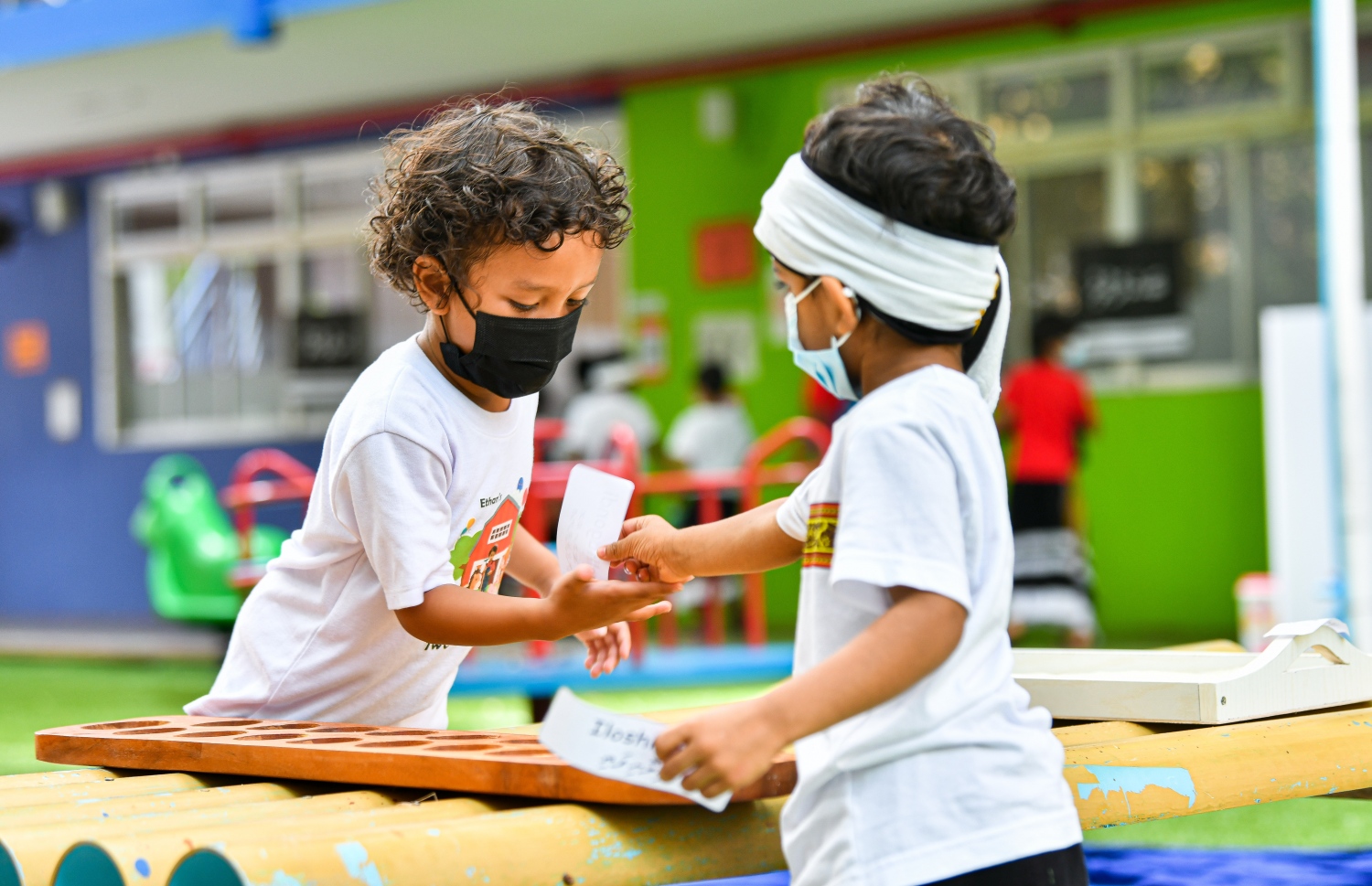 ހުޅުމާލޭ: އޮކްޓޫބަރު 2021- ބްރައިޓްވޭ އިންޓަނޭޝަނަލް ސްކޫލުގެ ޓީޗަރުންނާއި އެކި އުމުރުފުރައިގެ ދަރިވަރުން ބައިވެރިގެން ރާއްޖޭގެ ގައުމީ ދުވަސް ފާހަގަކުރަން ބޭއްވި ހަރަކާތުގެ ތެރެއިން ދެ ކުއްޖަކު އޮއްވަޅު ގޮނޑި ކުޅެނީ.--- ފޮޓޯ؛ ފަޔާޒު މޫސާ / މިހާރު