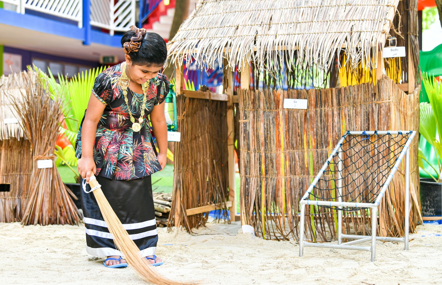 ހުޅުމާލޭ: އޮކްޓޫބަރު 2021- ބްރައިޓްވޭ އިންޓަނޭޝަނަލް ސްކޫލުގެ ޓީޗަރުންނާއި އެކި އުމުރުފުރައިގެ ދަރިވަރުން ބައިވެރިގެން ރާއްޖޭގެ ގައުމީ ދުވަސް ފާހަގަކުރަން ބޭއްވި ހަރަކާތުގެ ތެރެއިން.--- ފޮޓޯ؛ ފަޔާޒު މޫސާ / މިހާރު