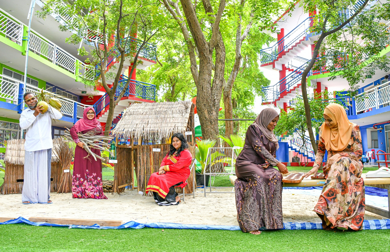 ހުޅުމާލޭ: އޮކްޓޫބަރު 2021- ބްރައިޓްވޭ އިންޓަނޭޝަނަލް ސްކޫލުގެ ޓީޗަރުންނާއި އެކި އުމުރުފުރައިގެ ދަރިވަރުން ބައިވެރިގެން ރާއްޖޭގެ ގައުމީ ދުވަސް ފާހަގަކުރަން ބޭއްވި ހަރަކާތުގެ ތެރެއިން.--- ފޮޓޯ؛ ފަޔާޒު މޫސާ / މިހާރު