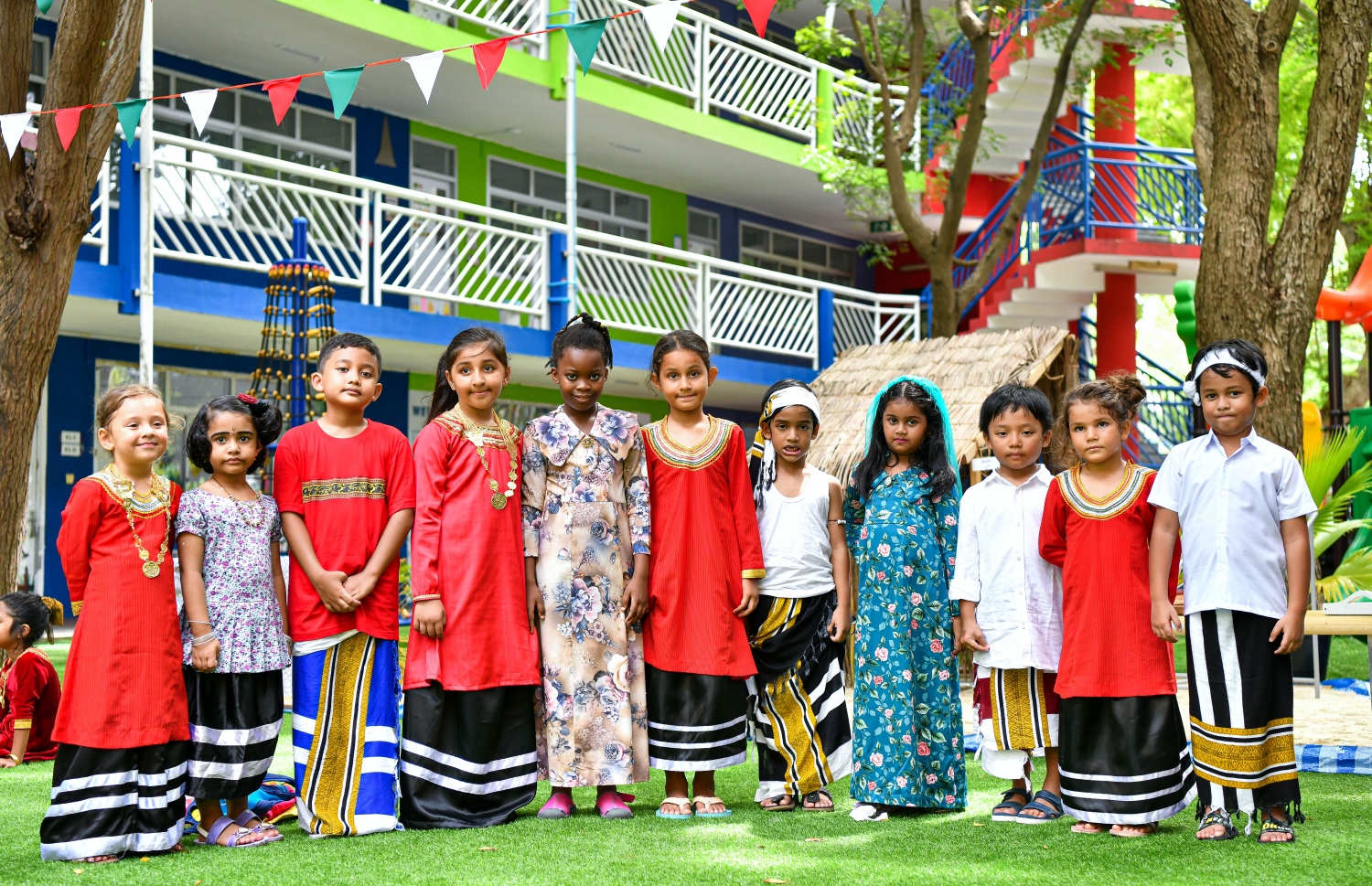 ހުޅުމާލޭ: އޮކްޓޫބަރު 2021- ބްރައިޓްވޭ އިންޓަނޭޝަނަލް ސްކޫލުގެ ޓީޗަރުންނާއި އެކި އުމުރުފުރައިގެ ކުދިން ބައިވެރިގެން ރާއްޖޭގެ ގައުމީ ދުވަސް ފާހަގަކުރަން، އެ ސުކޫލްގައި ކިޔަވާ ތަފާތު 10 ގައުމެއްގެ ކުދިން ފޮޓޯއަކަށް ހުއްޓިގެން.--- ފޮޓޯ؛ ފަޔާޒު މޫސާ / މިހާރު