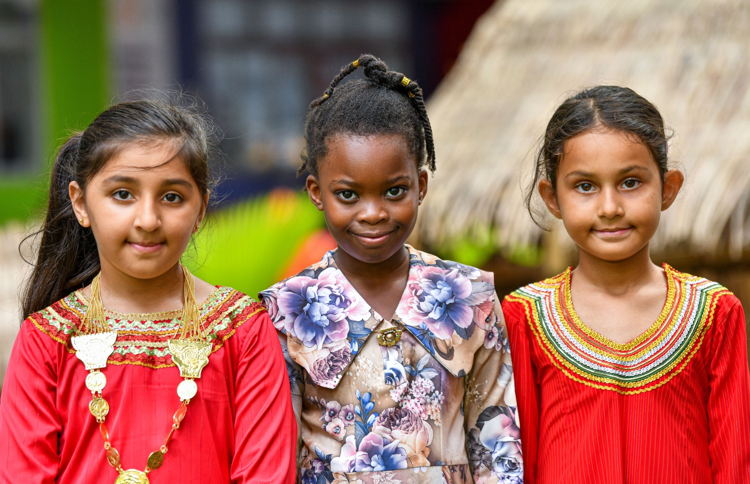 ހުޅުމާލޭ: އޮކްޓޫބަރު 2021- ބްރައިޓްވޭ އިންޓަނޭޝަނަލް ސްކޫލުގެ ޓީޗަރުންނާއި އެކި އުމުރުފުރައިގެ ކުދިން ބައިވެރިގެން ރާއްޖޭގެ ގައުމީ ދުވަސް ފާހަގަކުރަން، އެ ސުކޫލްގައި ކިޔަވާ ތަފާތު ތިން ގައުމެއްގެ ކުދިން ފޮޓޯއަކަށް ހުއްޓިގެން.--- ފޮޓޯ؛ ފަޔާޒު މޫސާ / މިހާރު