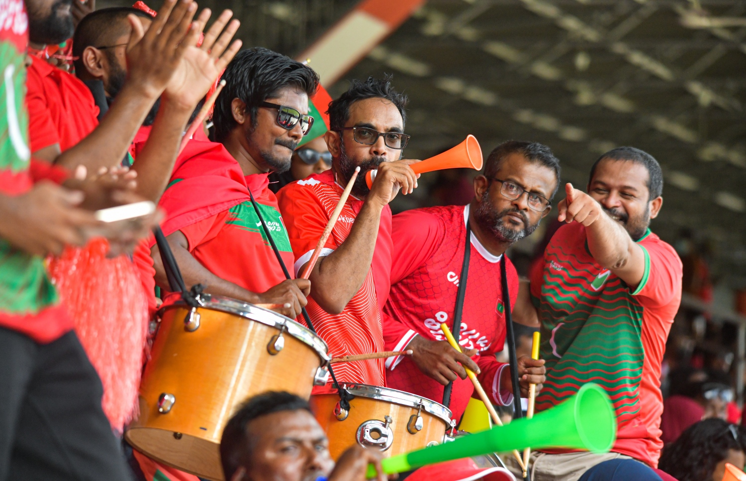 މާލެ: އޮކްޓޯބަރު 10، 2021- ސާފްޗެމްޕިއަންޝިޕް ފުޓުބޯޅަ މުބާރާތުގައި ރާއްޖެ-ލަންކާ ކުޅުނު ފޯރިގަދަ މެޗުގައި ދިވެހި ސަޕޯޓަރުންގެ ފޯރި ދައްކައިލަނީ.---ފޮޓޯ: ފަޔާޒް މޫސާ/ މިހާރު