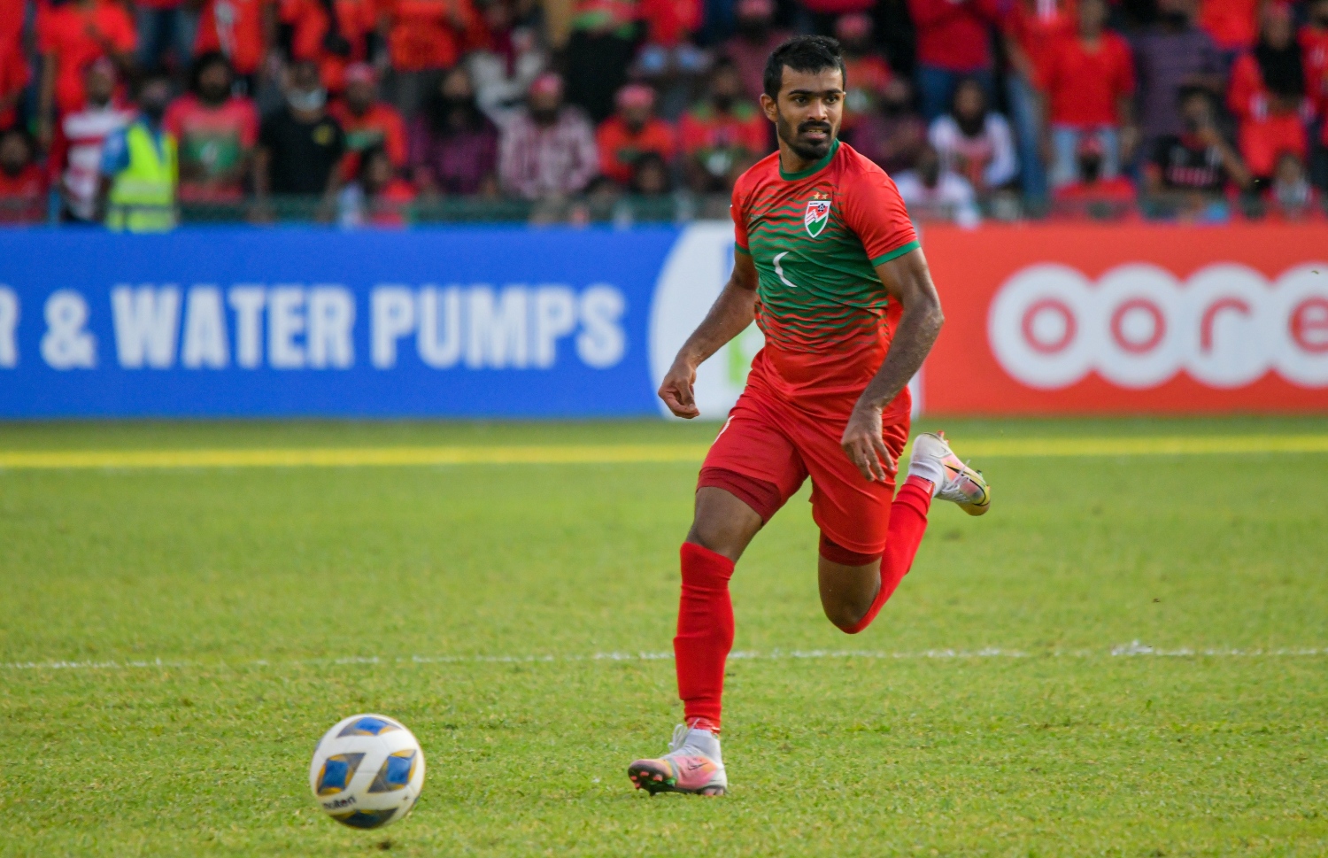 މާލެ- އޮކްޓޯބަރ 10، 2021: އުރީދޫ ސާފް ޗެމްޕިއަންޝިޕްގައި މިއަދު ރާއްޖެ އާއި ސްރީ ލަންކާ ކުޅުނު މެޗުގެ ތެރެއިން--.  ފޮޓޯ: ފަޔާޒް މޫސާ/ މިހާރު