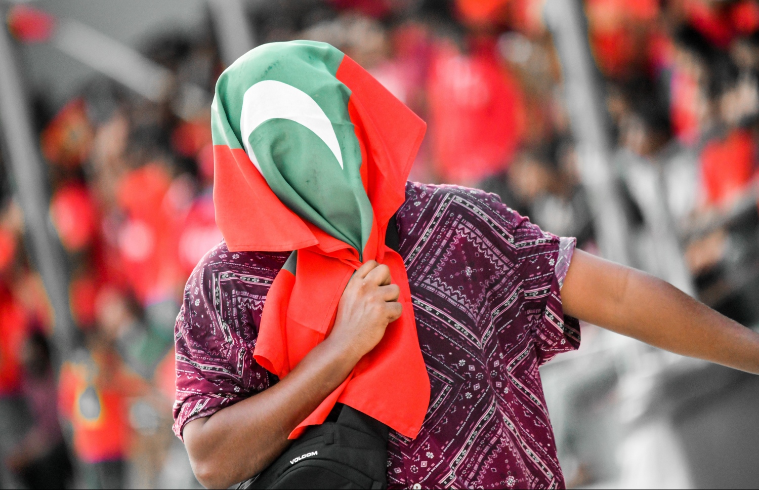 މާލެ: އޮކްޓޯބަރު 10، 2021- ސާފްޗެމްޕިއަންޝިޕް ފުޓުބޯޅަ މުބާރާތުގައި ރާއްޖެ-ލަންކާ ކުޅުނު ފޯރިގަދަ މެޗުގައި ދިވެހި ސަޕޯޓަރުންގެ ފޯރި ދައްކައިލަނީ.---ފޮޓޯ: ފަޔާޒް މޫސާ/ މިހާރު