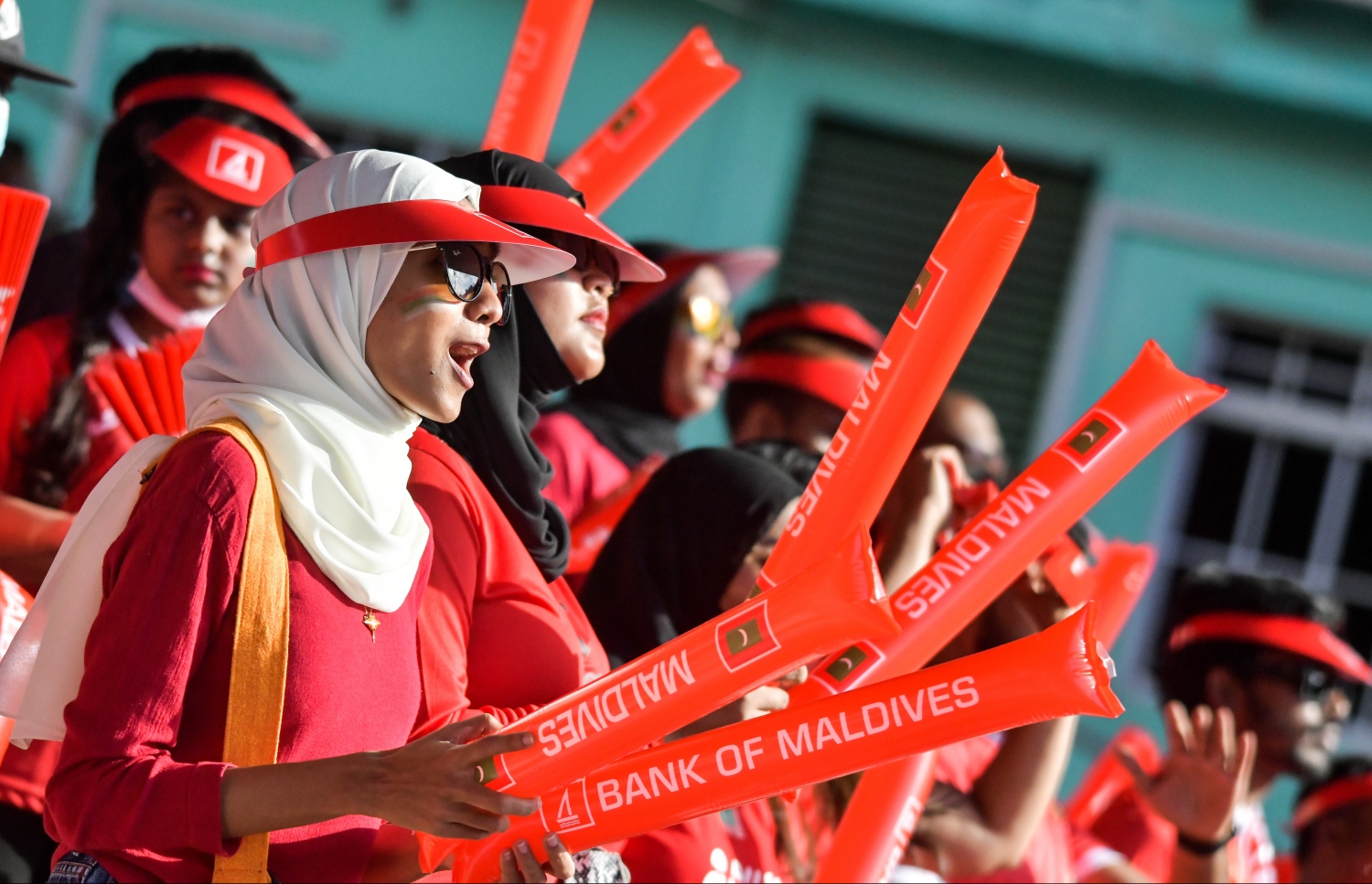 މާލެ: އޮކްޓޯބަރު 10، 2021- ސާފްޗެމްޕިއަންޝިޕް ފުޓުބޯޅަ މުބާރާތުގައި ރާއްޖެ-ލަންކާ ކުޅުނު ފޯރިގަދަ މެޗުގައި ދިވެހި ސަޕޯޓަރުންގެ ފޯރި ދައްކައިލަނީ.---ފޮޓޯ: ފަޔާޒް މޫސާ/ މިހާރު