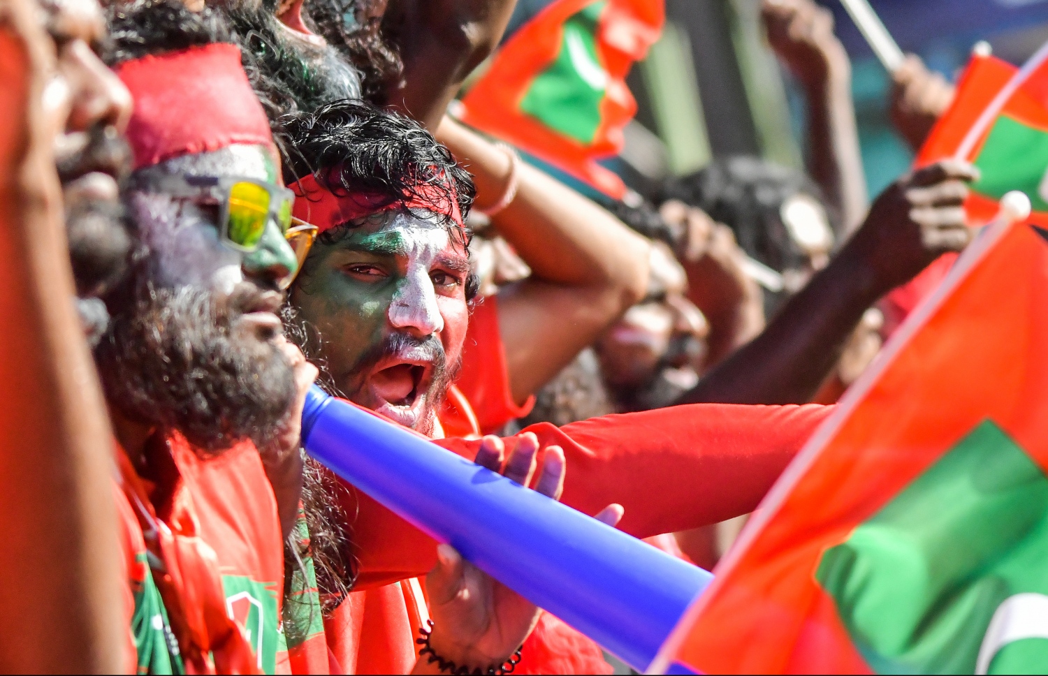 މާލެ: އޮކްޓޯބަރު 10، 2021- ސާފްޗެމްޕިއަންޝިޕް ފުޓުބޯޅަ މުބާރާތުގައި ރާއްޖެ-ލަންކާ ކުޅުނު ފޯރިގަދަ މެޗުގައި ދިވެހި ސަޕޯޓަރުންގެ ފޯރި ދައްކައިލަނީ.---ފޮޓޯ: ފަޔާޒް މޫސާ/ މިހާރު