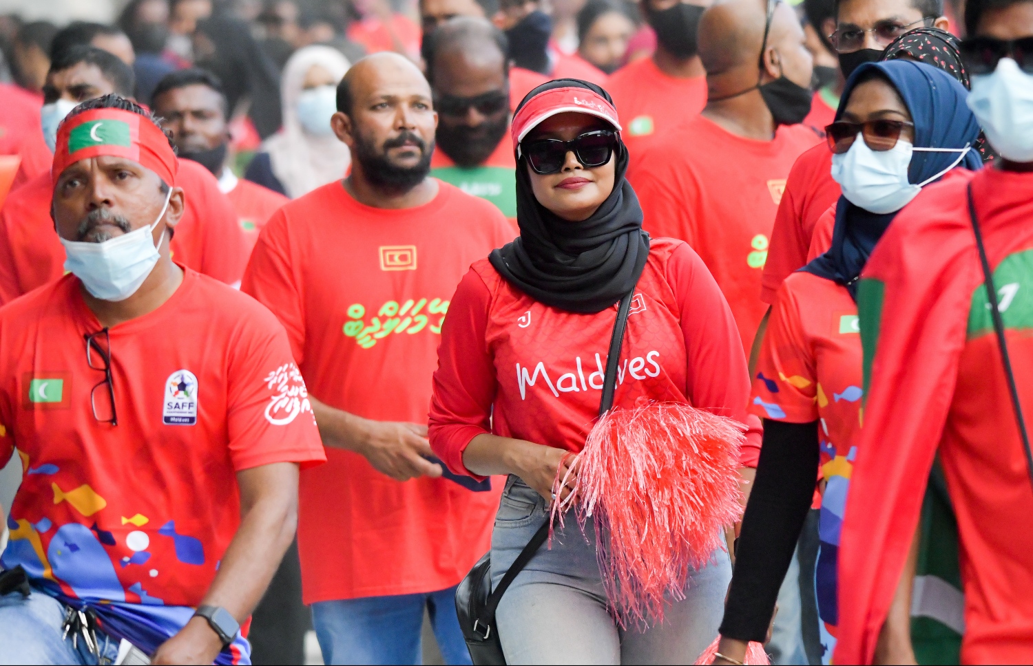 މާލެ- އޮކްޓޯބަރ 10، 2021: ގައުމީ ޓީމާއެކު ދެގޮތެއް ނުވެ ތިބެ 12 ވަނަ ކުޅުންތެރިޔާގެ ދައުރު އަދާކުރާ ދިވެހި ސަޕޯޓަރުން މިއަދުގެ މެޗަށް ދަނޑަށް ވަންނަނީ--.  ފޮޓޯ: ފަޔާޒް މޫސާ/ މިހާރު