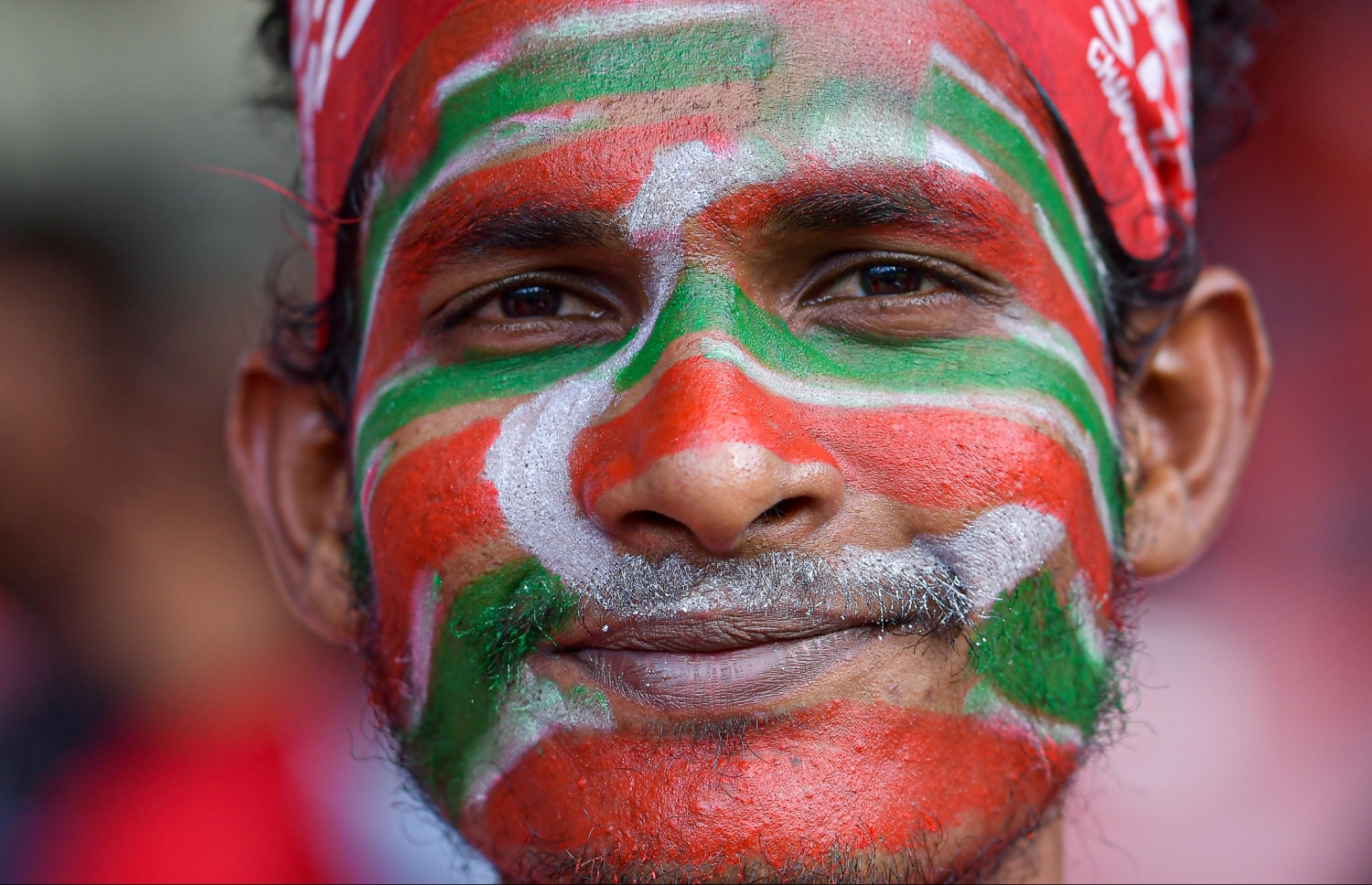 މާލެ: އޮކްޓޯބަރު 10، 2021- ސާފްޗެމްޕިއަންޝިޕް ފުޓުބޯޅަ މުބާރާތުގައި ރާއްޖެ-ލަންކާ ކުޅުނު ފޯރިގަދަ މެޗުގައި ދިވެހި ޓީމުގެ ސަޕޯޓަރަކު އެ ޓީމާއެކު ހުރިކަން ދައްކައި ދިނުމަށް ދިވެހި ދިދައިގެ ކުލަތަކުން މޫނު ޖަރީކޮށްފައި.---ފޮޓޯ: ނިޝާން އަލީ/ މިހާރު