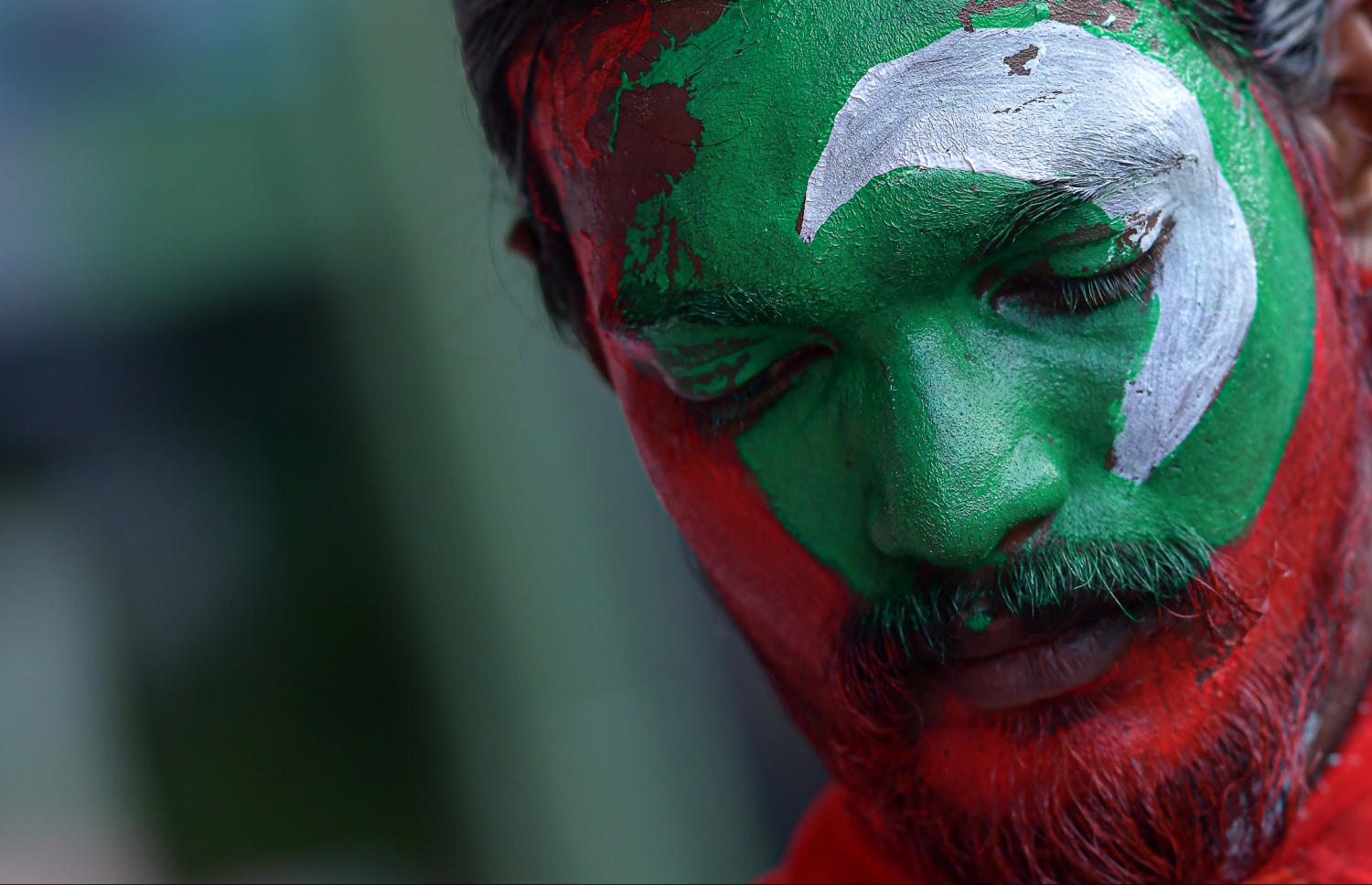 މާލެ: އޮކްޓޯބަރު 10، 2021- ސާފްޗެމްޕިއަންޝިޕް ފުޓުބޯޅަ މުބާރާތުގައި ރާއްޖެ-ލަންކާ ކުޅުނު ފޯރިގަދަ މެޗުގައި ދިވެހި ޓީމުގެ ސަޕޯޓަރަކު އެ ޓީމާއެކު ހުރިކަން ދައްކައި ދިނުމަށް ދިވެހި ދިދައިގެ ކުލަތަކުން މޫނު ޖަރީކޮށްފައި.---ފޮޓޯ: ނިޝާން އަލީ/ މިހާރު