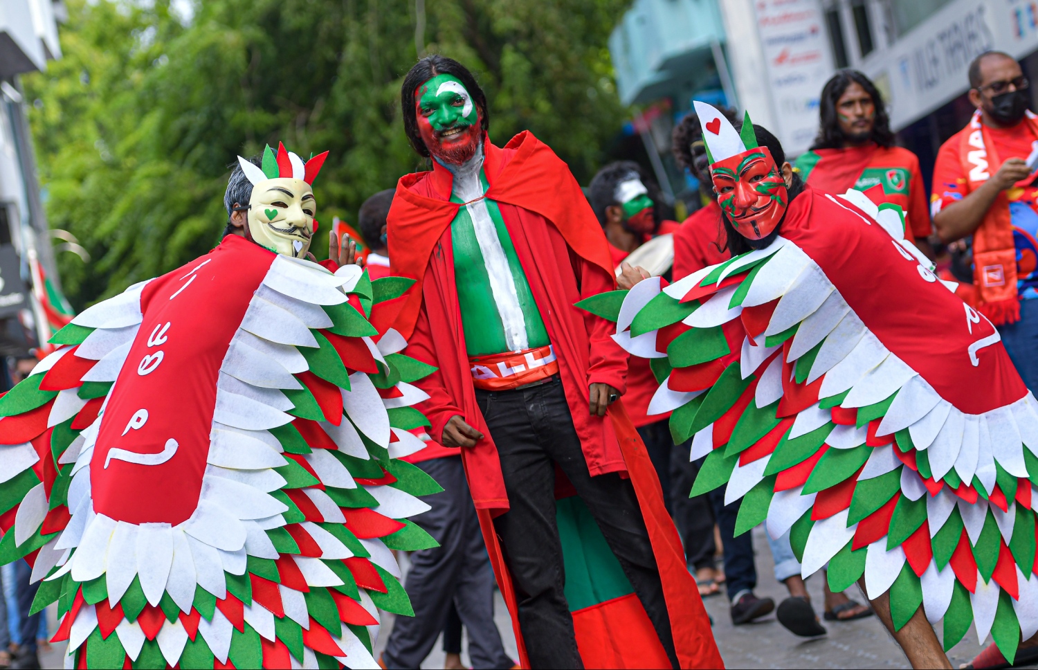 މާލެ- އޮކްޓޯބަރ 10، 2021: ގައުމީ ޓީމާއެކު ދެގޮތެއް ނުވެ ތިބެ 12 ވަނަ ކުޅުންތެރިޔާގެ ދައުރު އަދާކުރާ ދިވެހި ސަޕޯޓަރުން މިއަދުގެ މެޗަށް ދަނޑަށް ވަންނަނީ--. ފޮޓޯ: ނިޝާން އަލީ/ މިހާރު