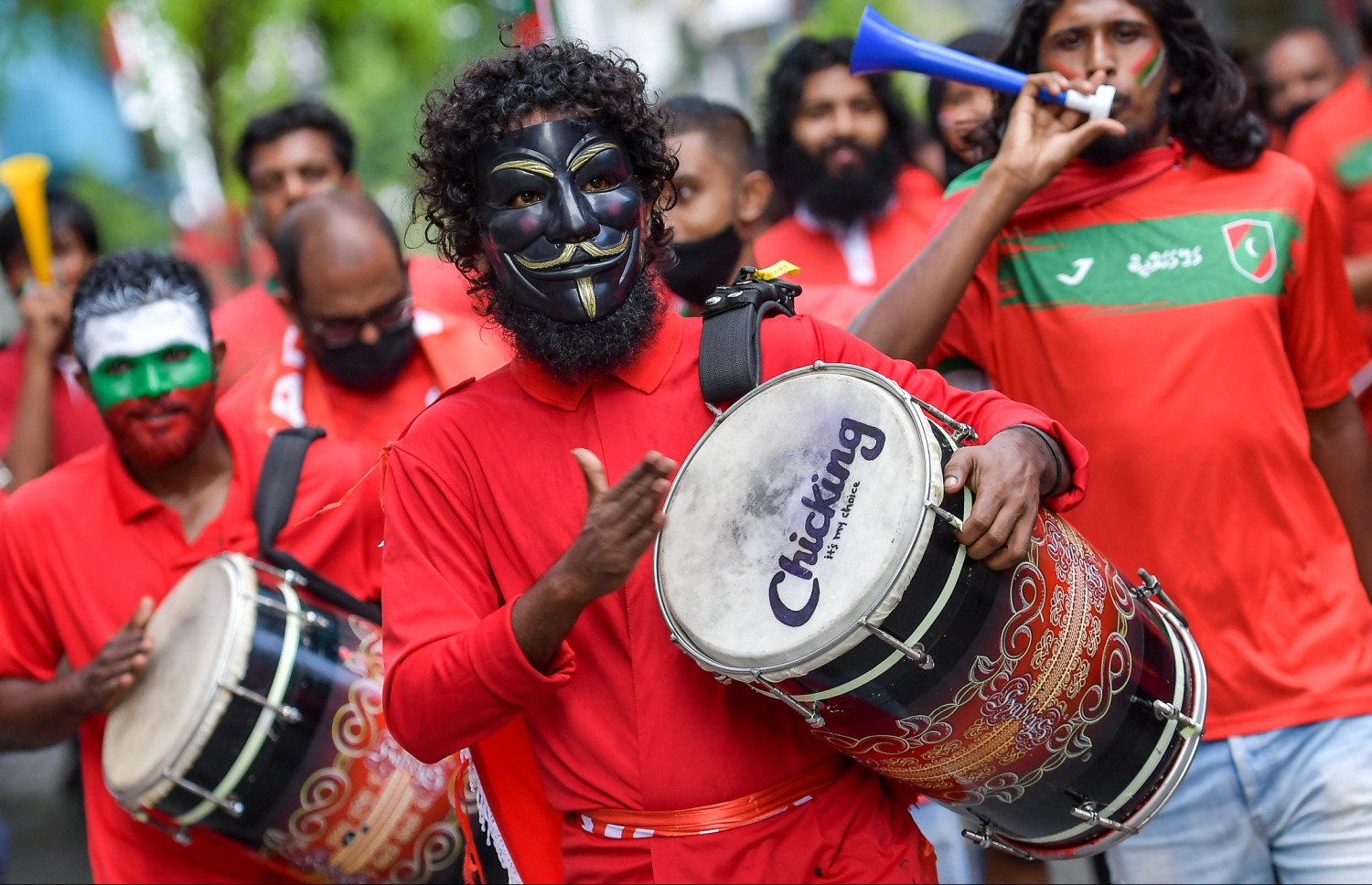 މާލެ: އޮކްޓޯބަރު 10، 2021- ސާފްޗެމްޕިއަންޝިޕް ފުޓުބޯޅަ މުބާރާތުގައި ރާއްޖެ-ލަންކާ ކުޅުނު ފޯރިގަދަ މެޗުގައި ދިވެހި ސަޕޯޓަރުންގެ ފޯރި ދައްކައިލަނީ.---ފޮޓޯ: ނިޝާން އަލީ/ މިހާރު