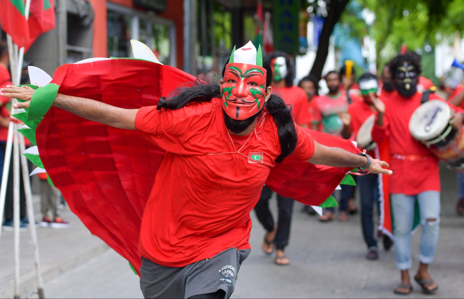 މާލެ: އޮކްޓޯބަރު 10، 2021- ސާފްޗެމްޕިއަންޝިޕް ފުޓުބޯޅަ މުބާރާތުގައި ރާއްޖެ-ލަންކާ ކުޅުނު ފޯރިގަދަ މެޗުގައި ދިވެހި ސަޕޯޓަރުންގެ ފޯރި ދައްކައިލަނީ.---ފޮޓޯ: ނިޝާން އަލީ/ މިހާރު