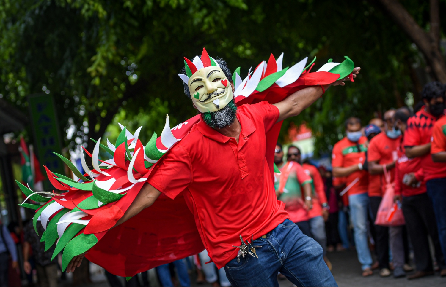 މާލެ: އޮކްޓޯބަރު 10، 2021- ސާފްޗެމްޕިއަންޝިޕް ފުޓުބޯޅަ މުބާރާތުގައި ރާއްޖެ-ލަންކާ ކުޅުނު ފޯރިގަދަ މެޗުގައި ދިވެހި ސަޕޯޓަރުންގެ ފޯރި ދައްކައިލަނީ.---ފޮޓޯ: ނިޝާން އަލީ/ މިހާރު