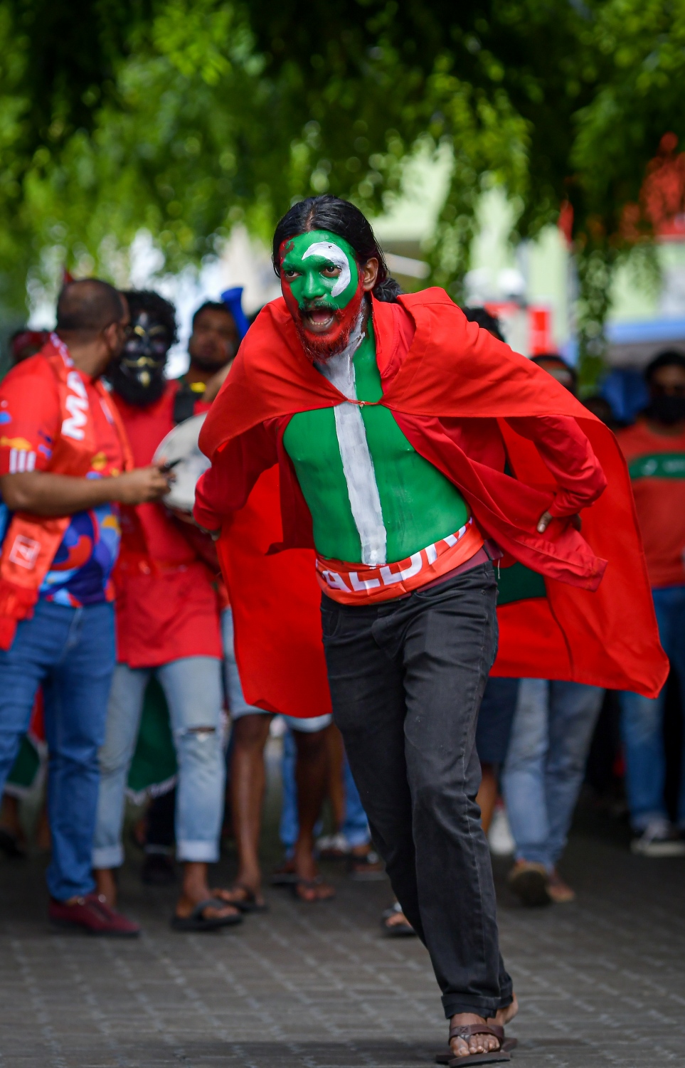 މާލެ: އޮކްޓޯބަރު 10، 2021- ސާފްޗެމްޕިއަންޝިޕް ފުޓުބޯޅަ މުބާރާތުގައި ރާއްޖެ-ލަންކާ ކުޅުނު ފޯރިގަދަ މެޗުގައި ދިވެހި ސަޕޯޓަރުންގެ ފޯރި ދައްކައިލަނީ.---ފޮޓޯ: ނިޝާން އަލީ/ މިހާރު