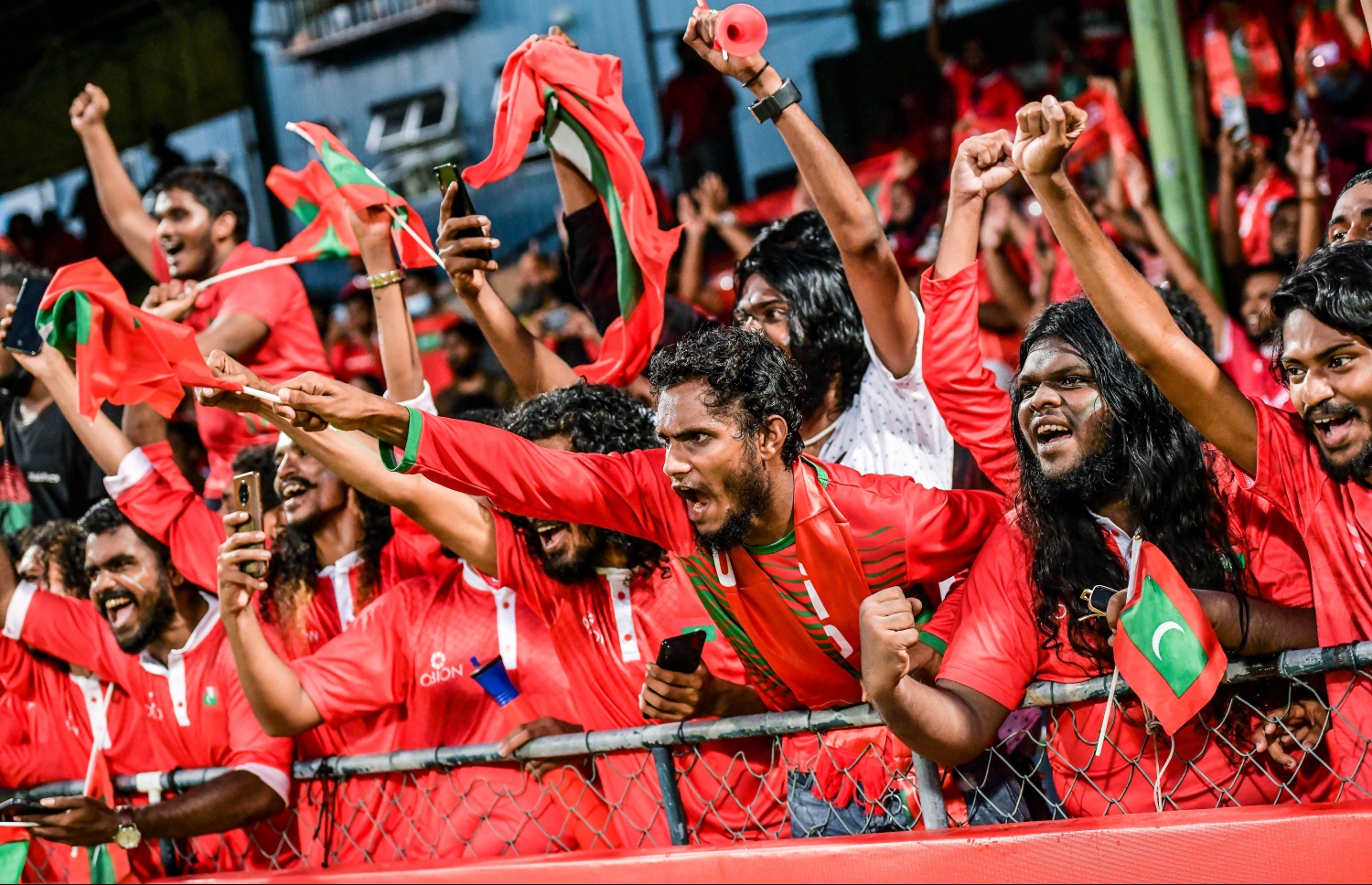 މާލެ: އޮކްޓޯބަރު 10، 2021- ސާފްޗެމްޕިއަންޝިޕް ފުޓުބޯޅަ މުބާރާތުގައި ރާއްޖެ-ލަންކާ ކުޅުނު ފޯރިގަދަ މެޗުގައި ދިވެހި ސަޕޯޓަރުންގެ ފޯރި ދައްކައިލަނީ.---ފޮޓޯ: ނިޝާން އަލީ/ މިހާރު