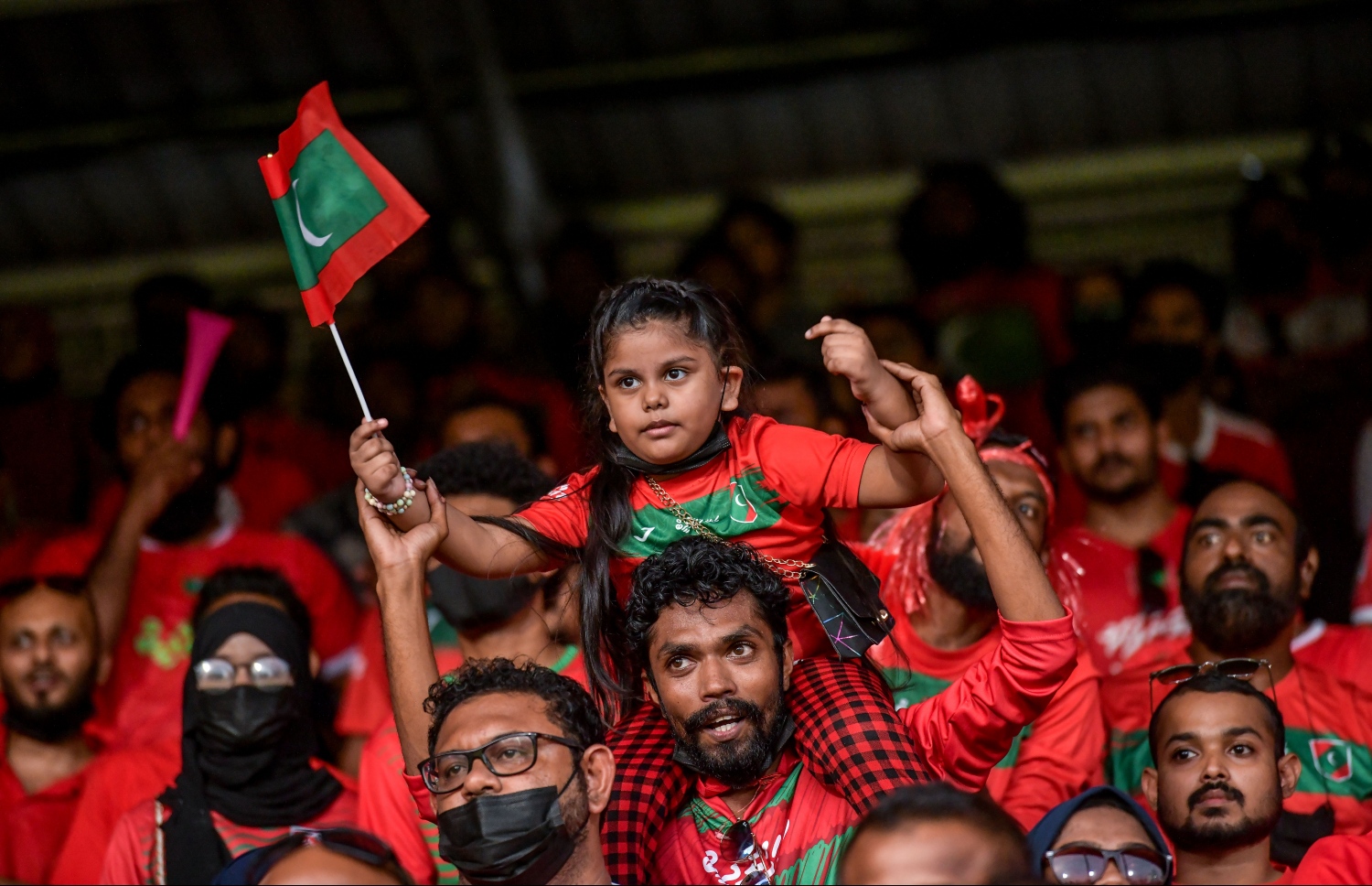 މާލެ: އޮކްޓޯބަރު 10، 2021- ސާފްޗެމްޕިއަންޝިޕް ފުޓުބޯޅަ މުބާރާތުގައި ރާއްޖެ-ލަންކާ ކުޅުނު ފޯރިގަދަ މެޗުގައި ދިވެހި ސަޕޯޓަރުންގެ ފޯރި ދައްކައިލަނީ.---ފޮޓޯ: ނިޝާން އަލީ/ މިހާރު