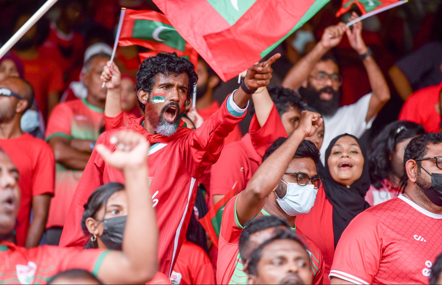 މާލެ: އޮކްޓޯބަރު 10، 2021- ސާފްޗެމްޕިއަންޝިޕް ފުޓުބޯޅަ މުބާރާތުގައި ރާއްޖެ-ލަންކާ ކުޅުނު ފޯރިގަދަ މެޗުގައި ދިވެހި ސަޕޯޓަރުންގެ ފޯރި ދައްކައިލަނީ.---ފޮޓޯ: ނިޝާން އަލީ/ މިހާރު