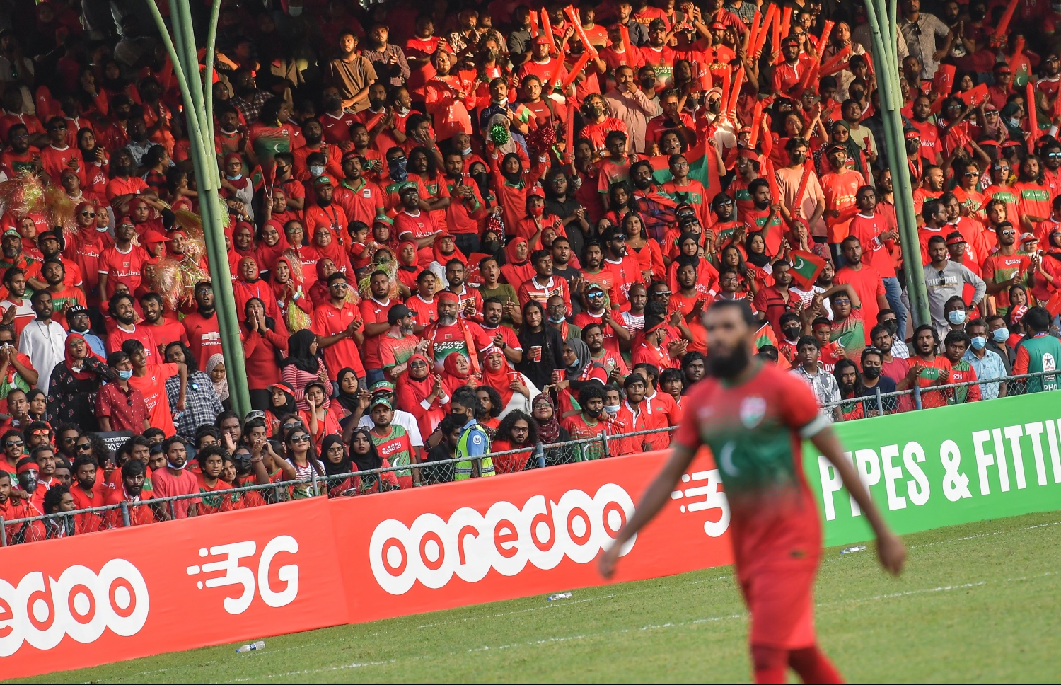 މާލެ: އޮކްޓޯބަރު 10، 2021- ސާފްޗެމްޕިއަންޝިޕް ފުޓުބޯޅަ މުބާރާތުގައި ރާއްޖެ-ލަންކާ ކުޅުނު ފޯރިގަދަ މެޗުގައި ދިވެހި ސަޕޯޓަރުންގެ ފޯރި ދައްކައިލަނީ.---ފޮޓޯ: ނިޝާން އަލީ/ މިހާރު