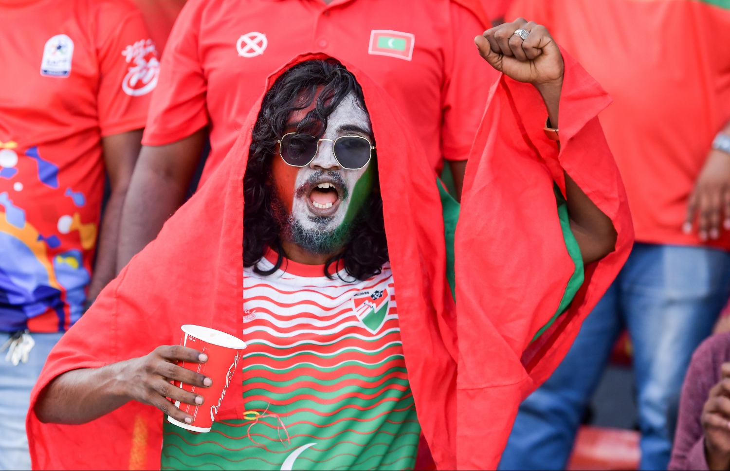 މާލެ: އޮކްޓޯބަރު 10، 2021- ސާފްޗެމްޕިއަންޝިޕް ފުޓުބޯޅަ މުބާރާތުގައި ރާއްޖެ-ލަންކާ ކުޅުނު ފޯރިގަދަ މެޗުގައި ދިވެހި ސަޕޯޓަރަކު ފޯރި ދައްކައިލަނީ.---ފޮޓޯ: ނިޝާން އަލީ/ މިހާރު