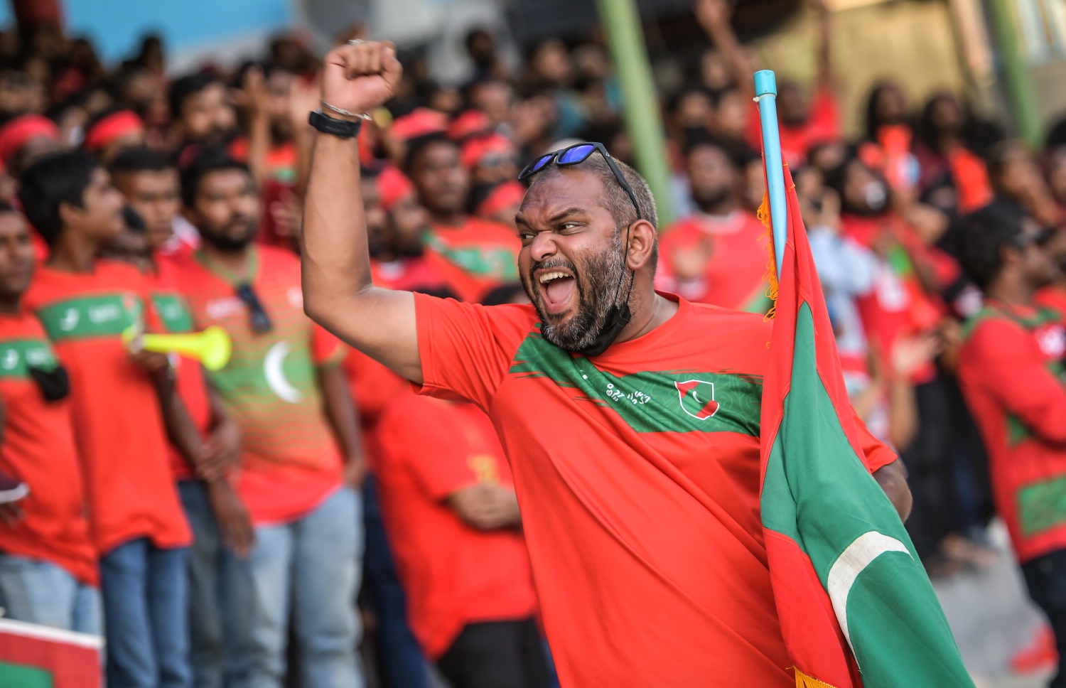 މާލެ: އޮކްޓޯބަރު 10، 2021- ސާފްޗެމްޕިއަންޝިޕް ފުޓުބޯޅަ މުބާރާތުގައި ރާއްޖެ-ލަންކާ ކުޅުނު ފޯރިގަދަ މެޗުގައި ދިވެހި ސަޕޯޓަރުންގެ ފޯރި ދައްކައިލަނީ.---ފޮޓޯ: ނިޝާން އަލީ/ މިހާރު