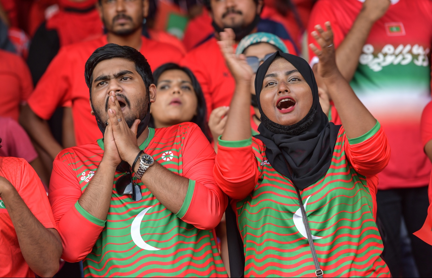 މާލެ: އޮކްޓޯބަރު 10، 2021- ސާފްޗެމްޕިއަންޝިޕް ފުޓުބޯޅަ މުބާރާތުގައި ރާއްޖެ-ލަންކާ ކުޅުނު ފޯރިގަދަ މެޗުގައި ދިވެހި ސަޕޯޓަރުންގެ ފޯރި ދައްކައިލަނީ.---ފޮޓޯ: ނިޝާން އަލީ/ މިހާރު