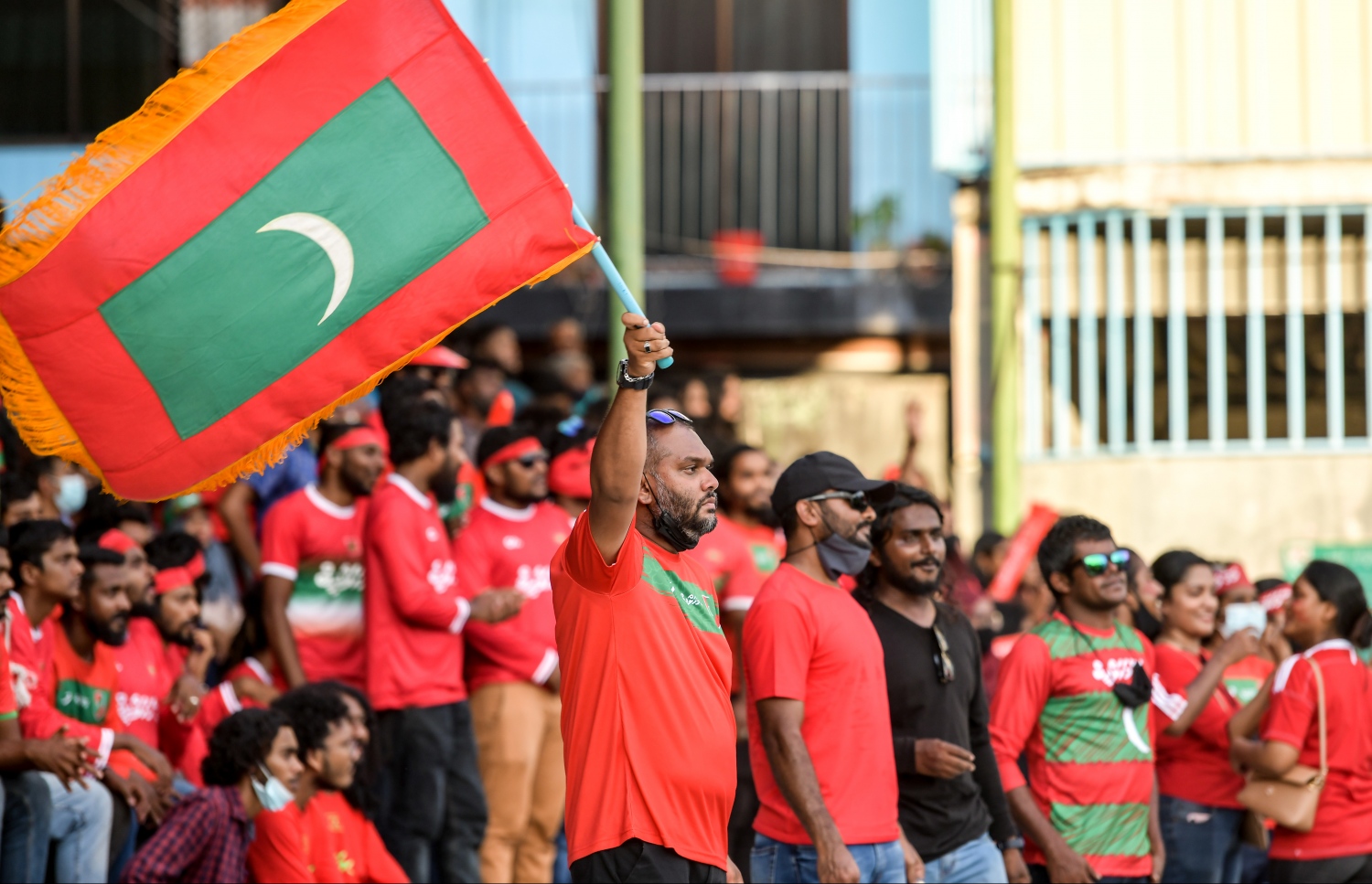 މާލެ: އޮކްޓޯބަރު 10، 2021- ސާފްޗެމްޕިއަންޝިޕް ފުޓުބޯޅަ މުބާރާތުގައި ރާއްޖެ-ލަންކާ ކުޅުނު ފޯރިގަދަ މެޗުގައި ދިވެހި ސަޕޯޓަރުންގެ ފޯރި ދައްކައިލަނީ.---ފޮޓޯ: ނިޝާން އަލީ/ މިހާރު