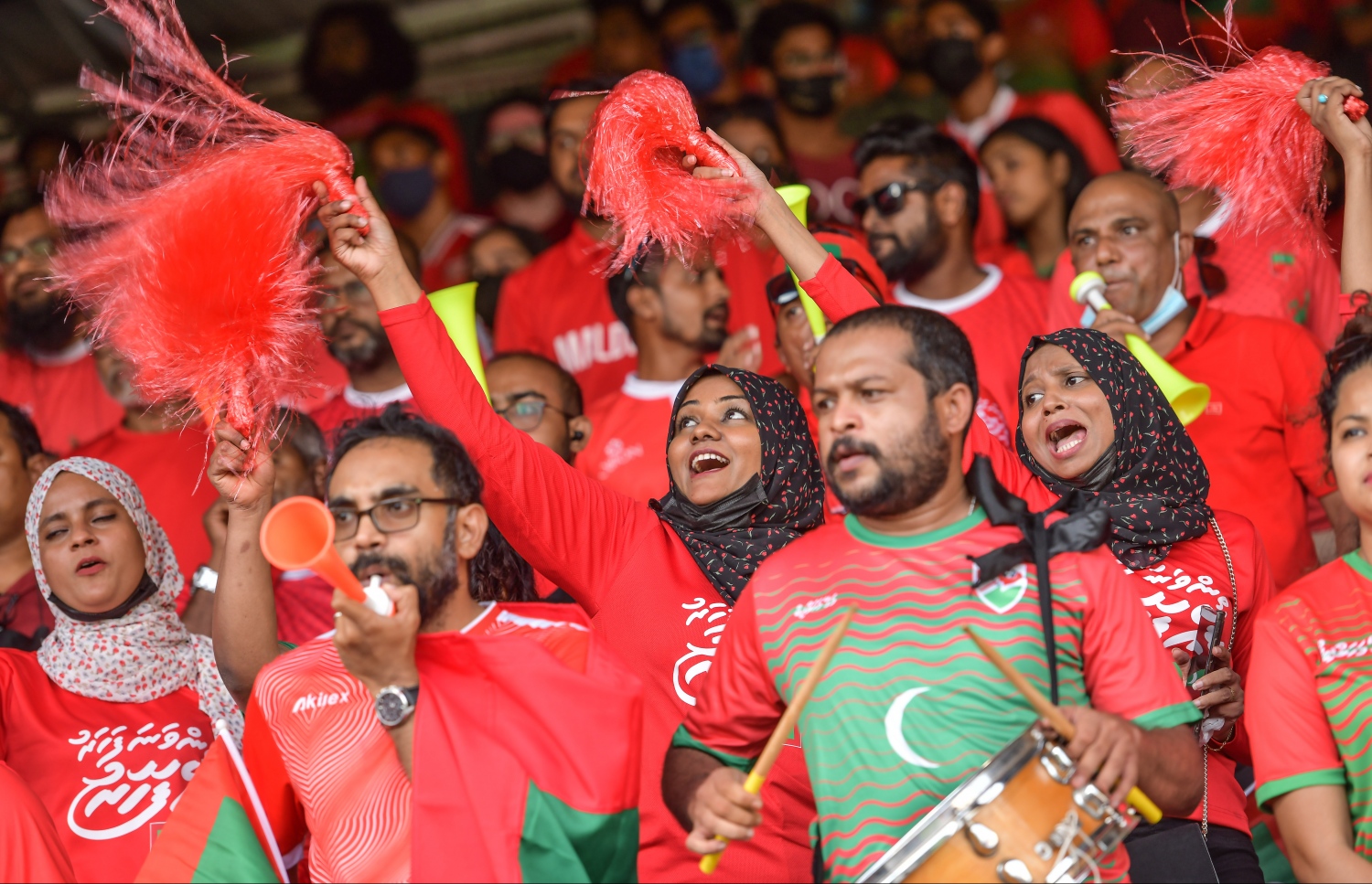 މާލެ: އޮކްޓޯބަރު 10، 2021- ސާފްޗެމްޕިއަންޝިޕް ފުޓުބޯޅަ މުބާރާތުގައި ރާއްޖެ-ލަންކާ ކުޅުނު ފޯރިގަދަ މެޗުގައި ދިވެހި ސަޕޯޓަރުންގެ ފޯރި ދައްކައިލަނީ.---ފޮޓޯ: ނިޝާން އަލީ/ މިހާރު