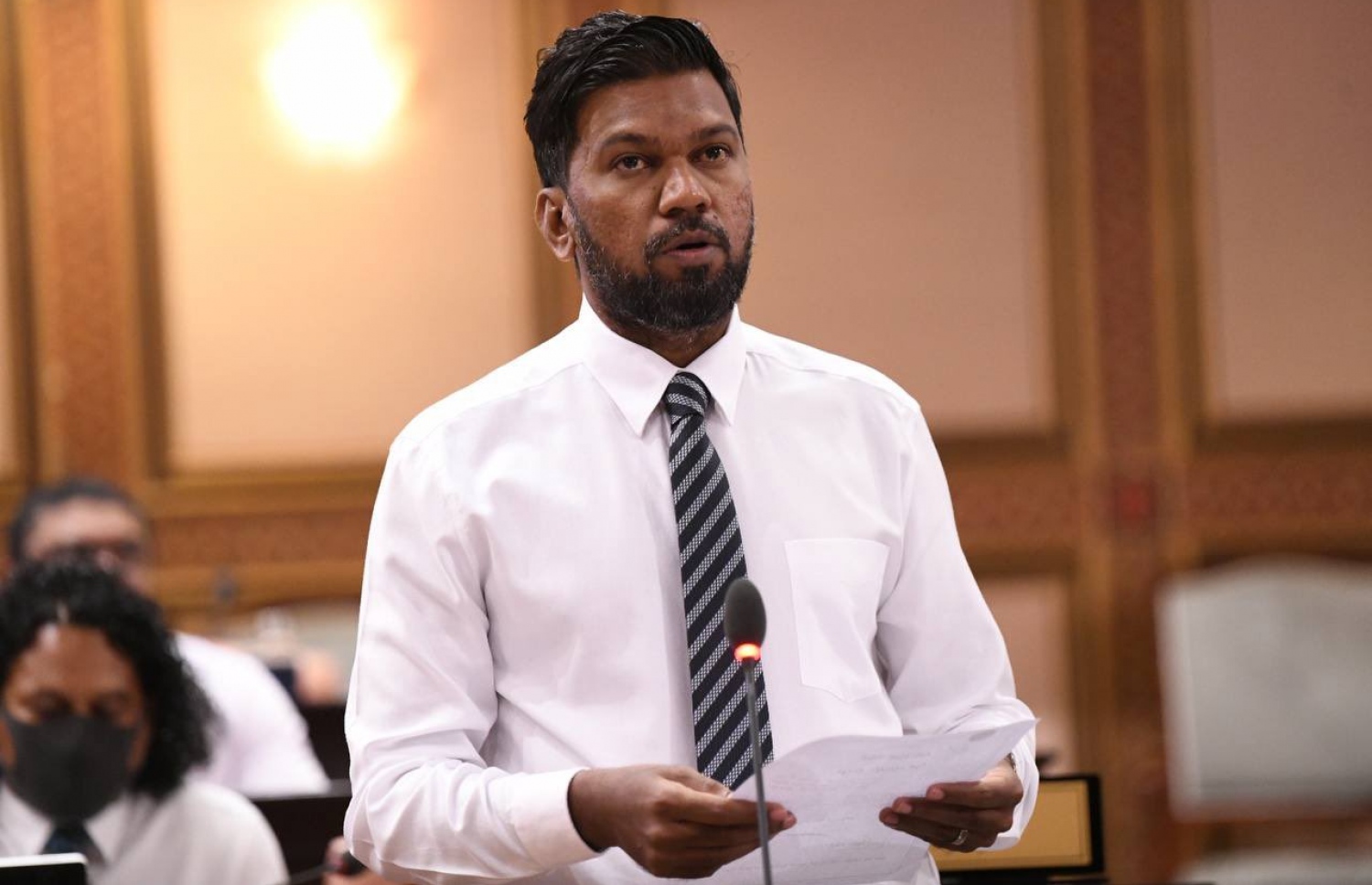 ރައްޔިތުންގެ މަޖިލީހުގެ މިއަދުގެ ޖަލްސާގައި މަކުނުދޫ ދާއިރާގެ މެމްބަރު މުހައްމަދު ރާއީ ހޯމްމިނިސްޓަރު އިމްރާން އަބްދުﷲ އާ ސުވާލުކުރައްވަނީ. ފޮޓޯ: ރައްޔިތުންގެ މަޖިލހުގެ އިދާރާ.