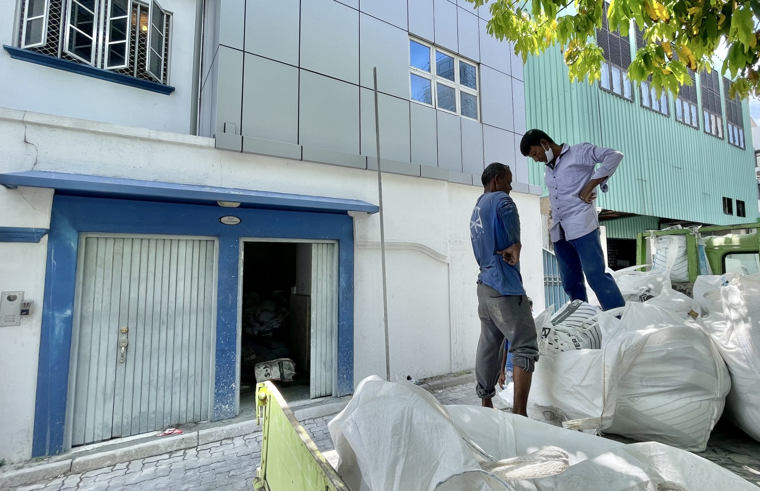 ރައްޔިތުންގެ މަޖިލީހުގެ ރައީސަށް އިމާރާތްކުރާ ރަސްމީ ގެކޮޅު ނިމެންދެން ނަޝީދު ދިރިއުޅުއްވަން ހާއްސަކޮށްފައިވާ ގެ މަރާމާތު ކުރުމުގެ މަސައްކަތް މިއަދު ކުރިއަށް ގެންދަނީ. -- ފޮޓޯ: ނިޝާން އަލީ/ މިހާރު