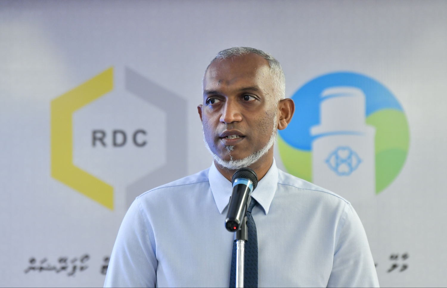 މާލޭ މޭޔަރު ޑރ. މުހައްމަދު މުއިއްޒު ޖަލްސާއެއްގައި ވާހަކަދައްކަވަނީ.-- ފައިލް ފޮޓޯ: މާލެ ސިޓީ ކައުންސިލް