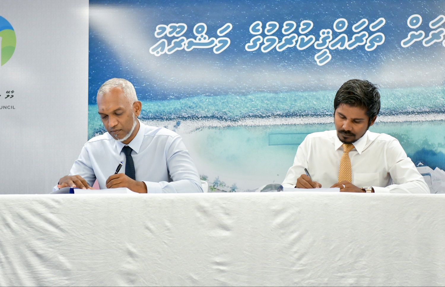 މާލޭގެ މަގުތައް ހެދުމަށް ސިޓީ ކައުންސިލުން ވެފައިވާ އެއްބަސްވުމަށް ބަދަލު ގެނެސް އަލުން ސޮއިކުރުމަށް ހޮޓެލް ޖެންގައި ބޭއްވި ރަސްމިއްޔާތު.-- ފޮޓޯ: ނިޝާން އަލީ / މިހާރު