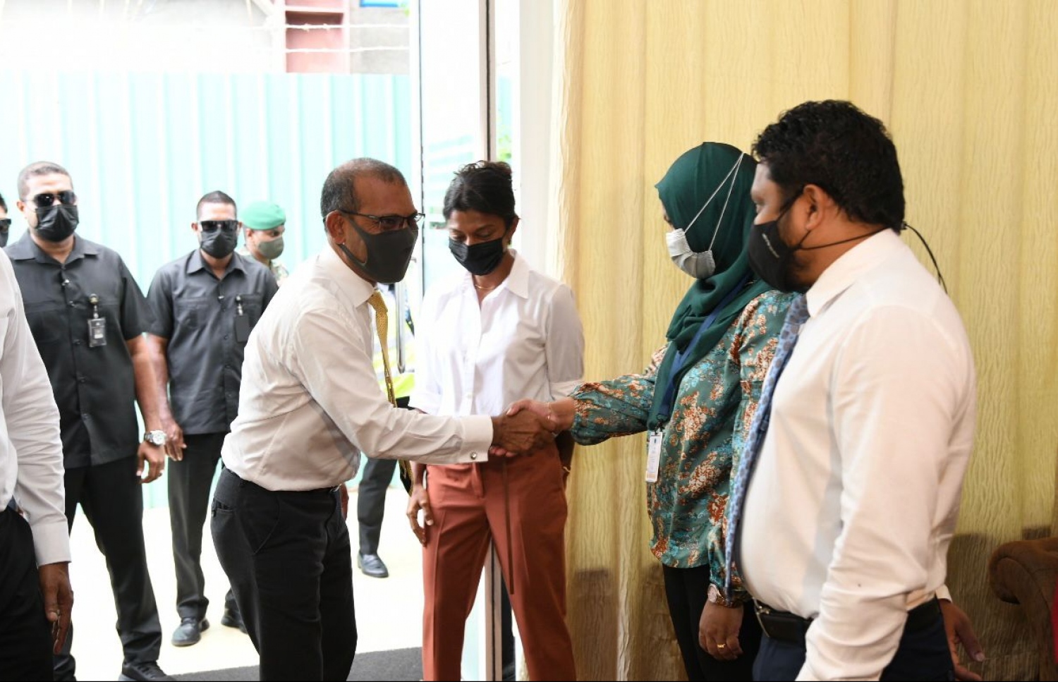 ނަޝީދު މާލެ ވަޑައިގެން އެއާޕޯޓުގައި. ކުރު ދަތުރަށް ފަހު އިނގިރޭސިވިލާތަށް އެމަނިކުފާނު އެނބުރި ވަޑައިގަންނަވާނެ